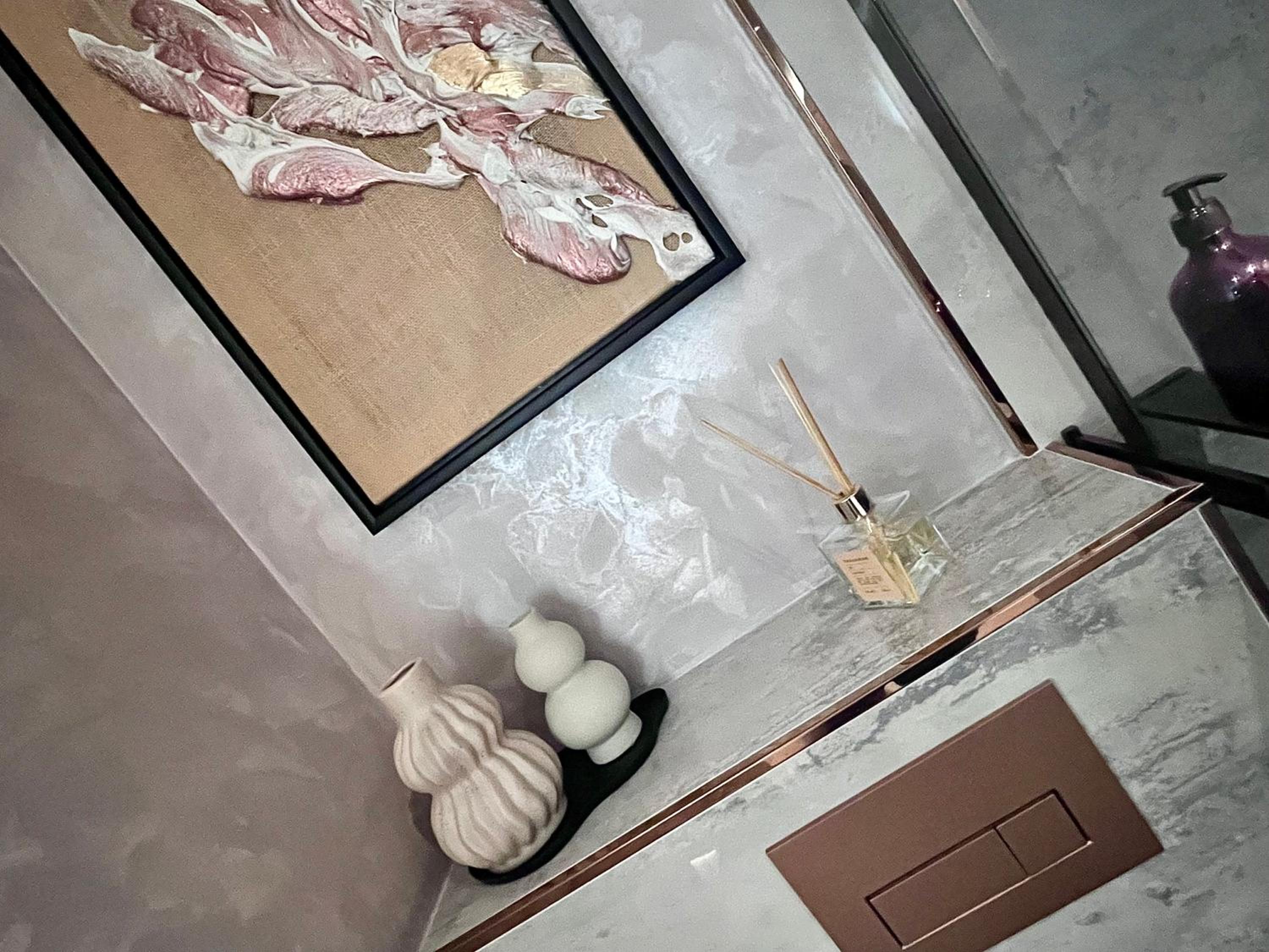 FLH La Vie En Rose Gold - Balcony, Free Parking, Bathtub, King Bed & AC