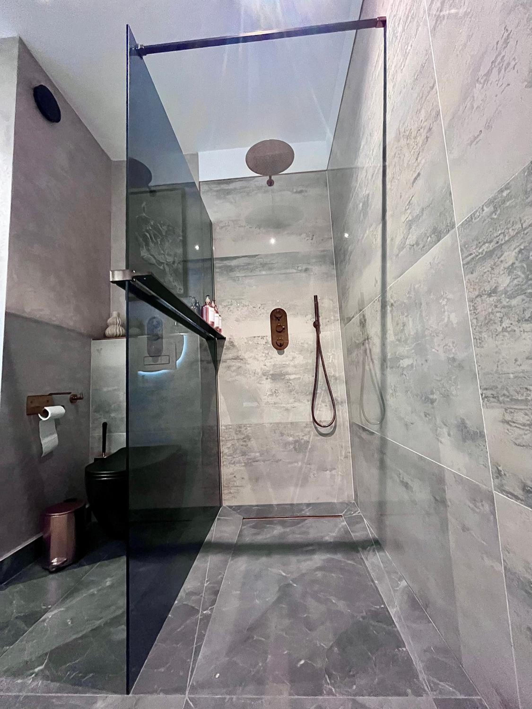 FLH La Vie En Rose Gold - Balcony, Free Parking, Bathtub, King Bed & AC
