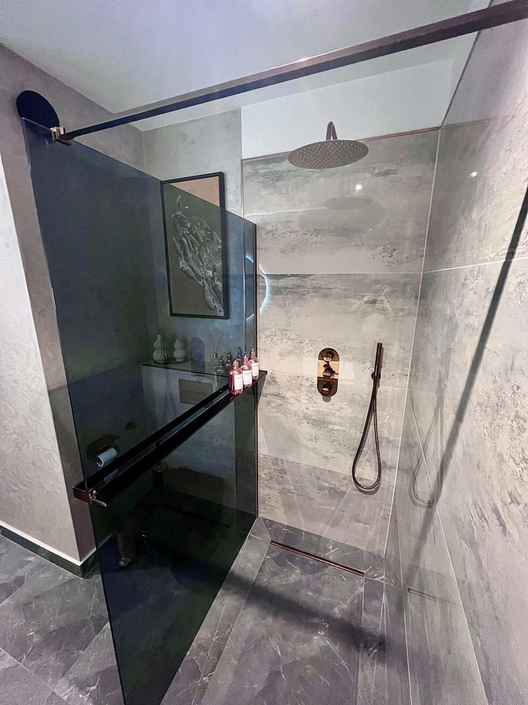 FLH La Vie En Rose Gold - Balcony, Free Parking, Bathtub, King Bed & AC