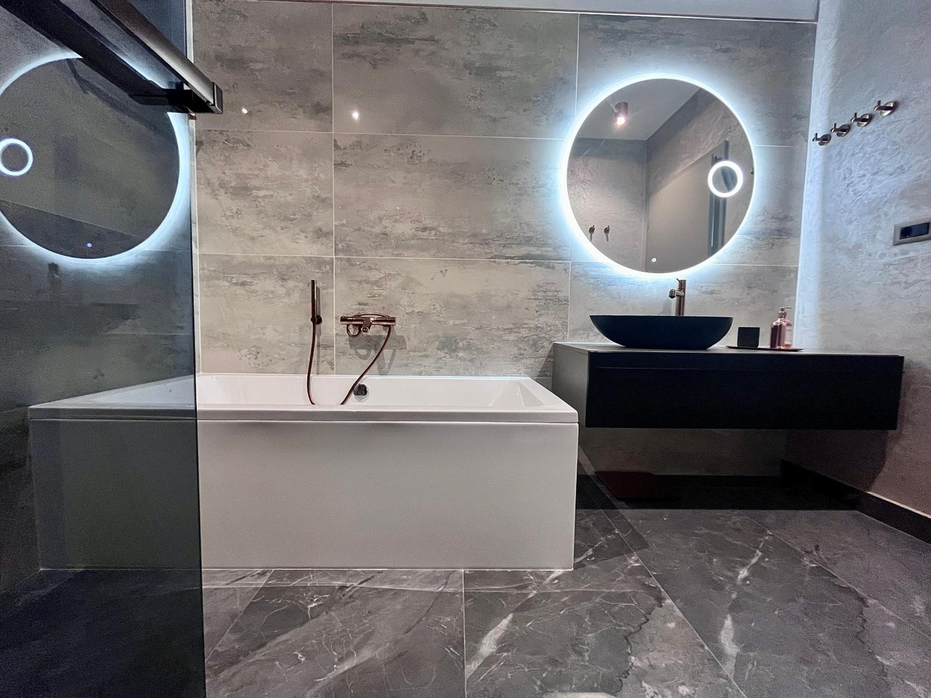 FLH La Vie En Rose Gold - Balcony, Free Parking, Bathtub, King Bed & AC