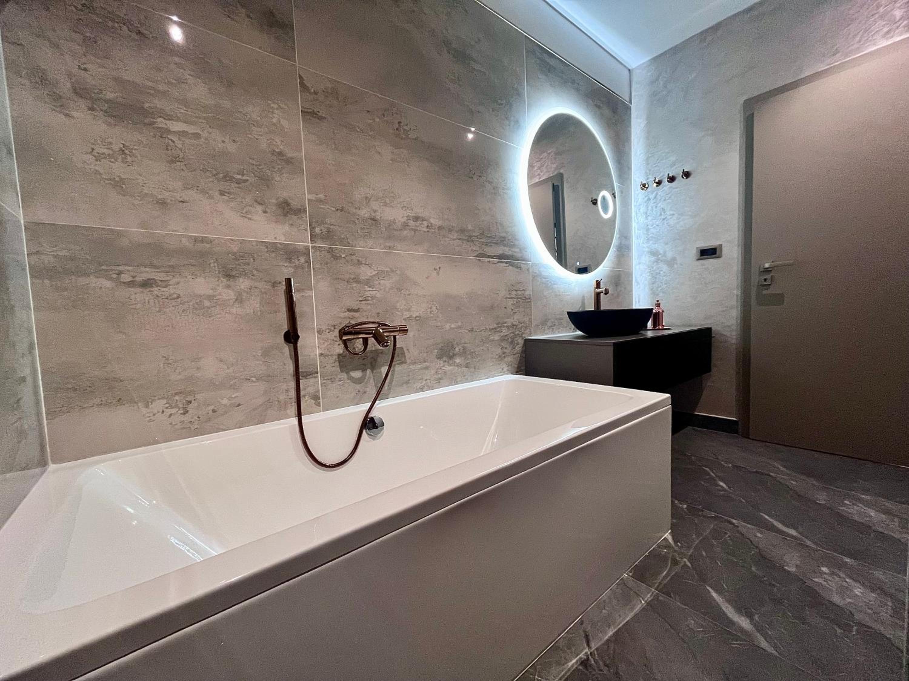 FLH La Vie En Rose Gold - Balcony, Free Parking, Bathtub, King Bed & AC