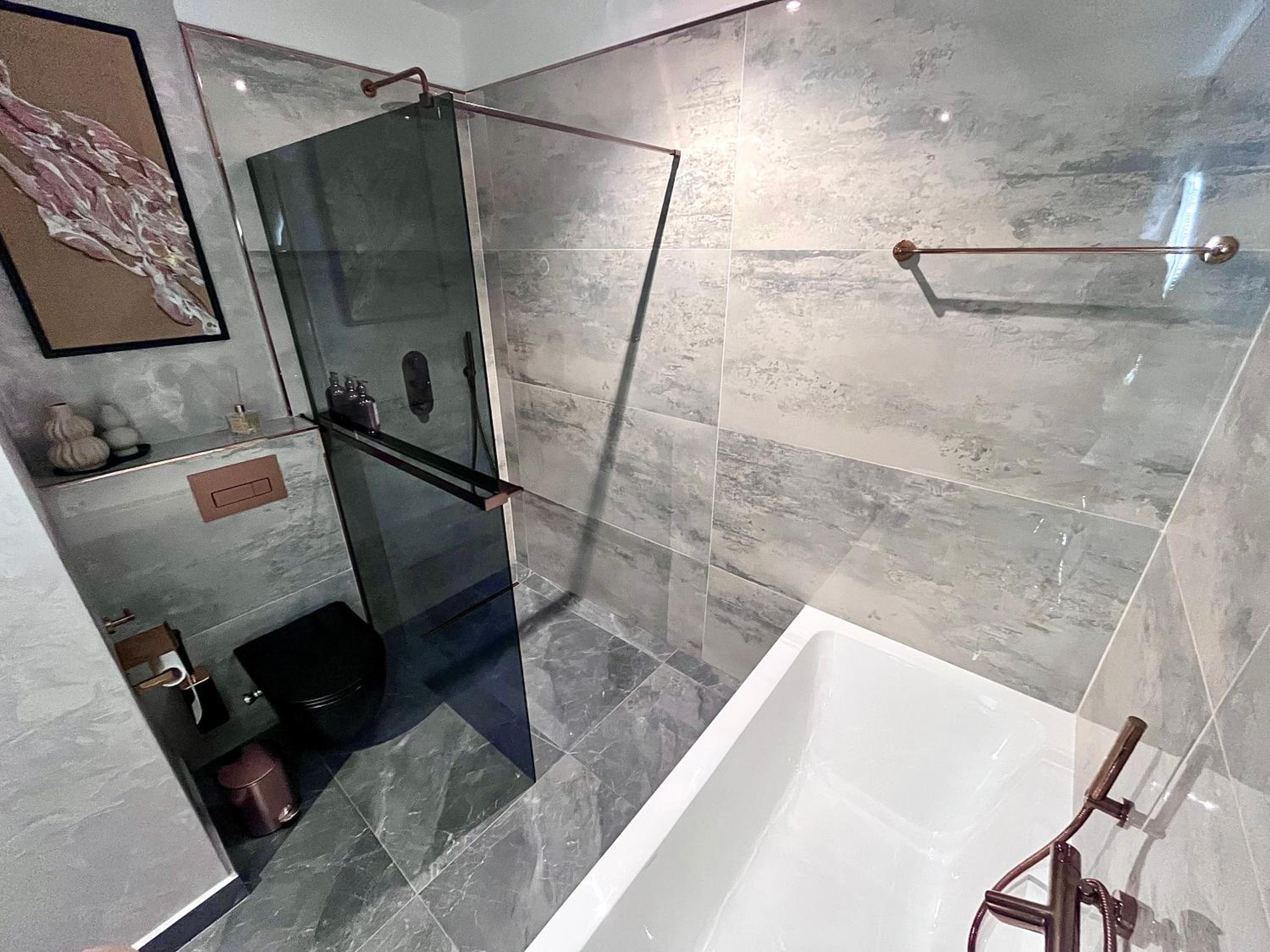 FLH La Vie En Rose Gold - Balcony, Free Parking, Bathtub, King Bed & AC