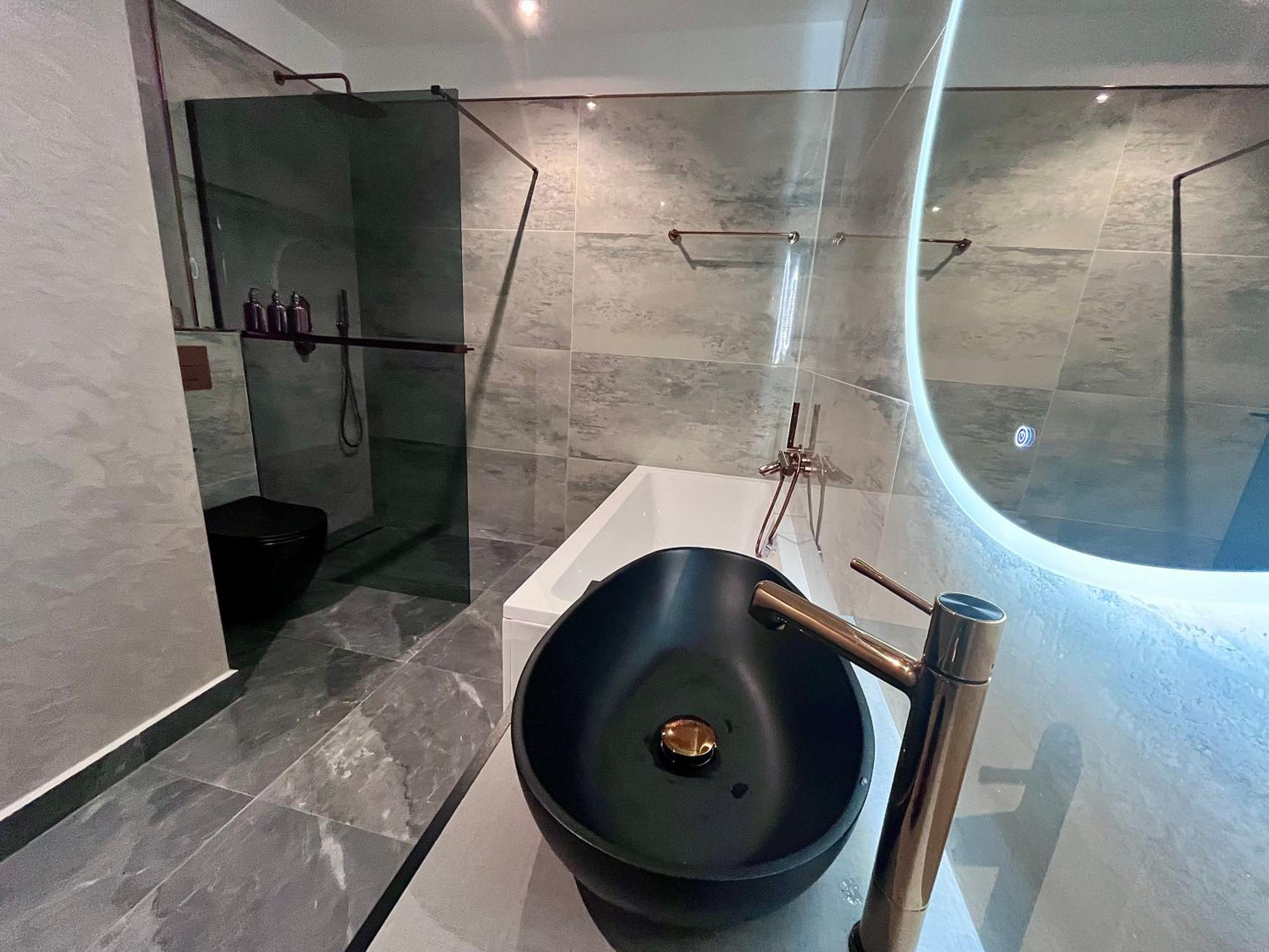 FLH La Vie En Rose Gold - Balcony, Free Parking, Bathtub, King Bed & AC