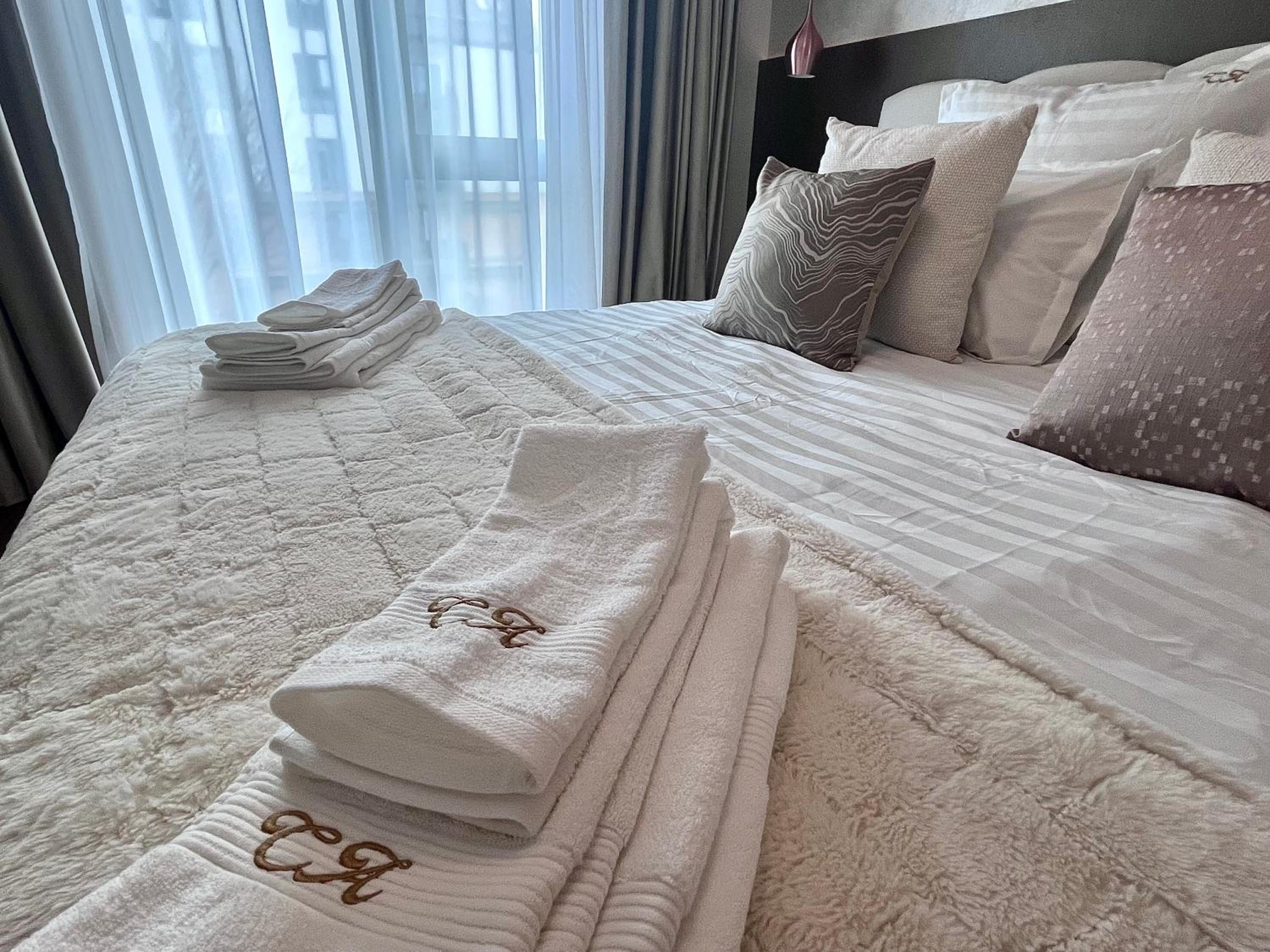 FLH La Vie En Rose Gold - Balcony, Free Parking, Bathtub, King Bed & AC