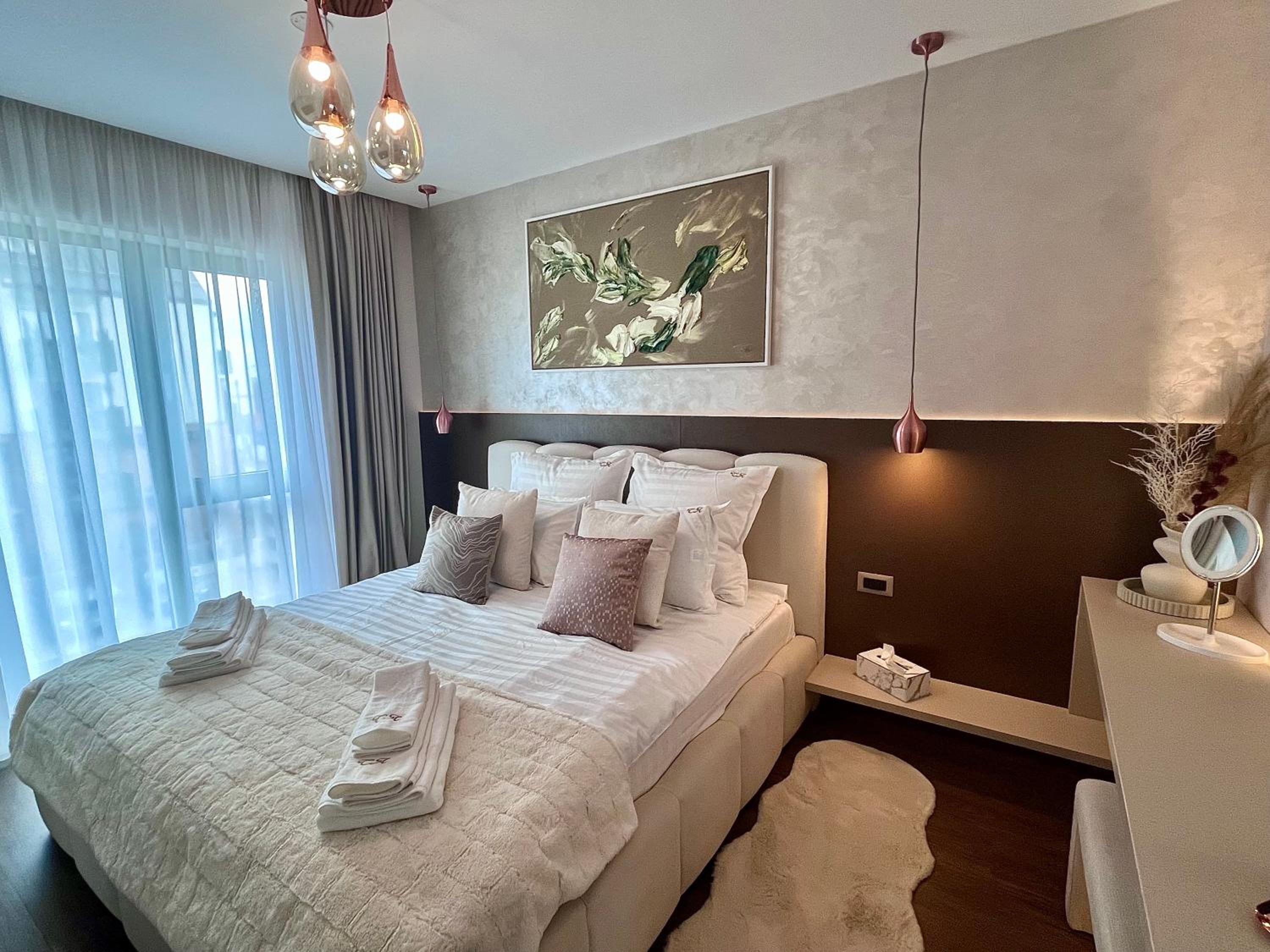 FLH La Vie En Rose Gold - Balcony, Free Parking, Bathtub, King Bed & AC