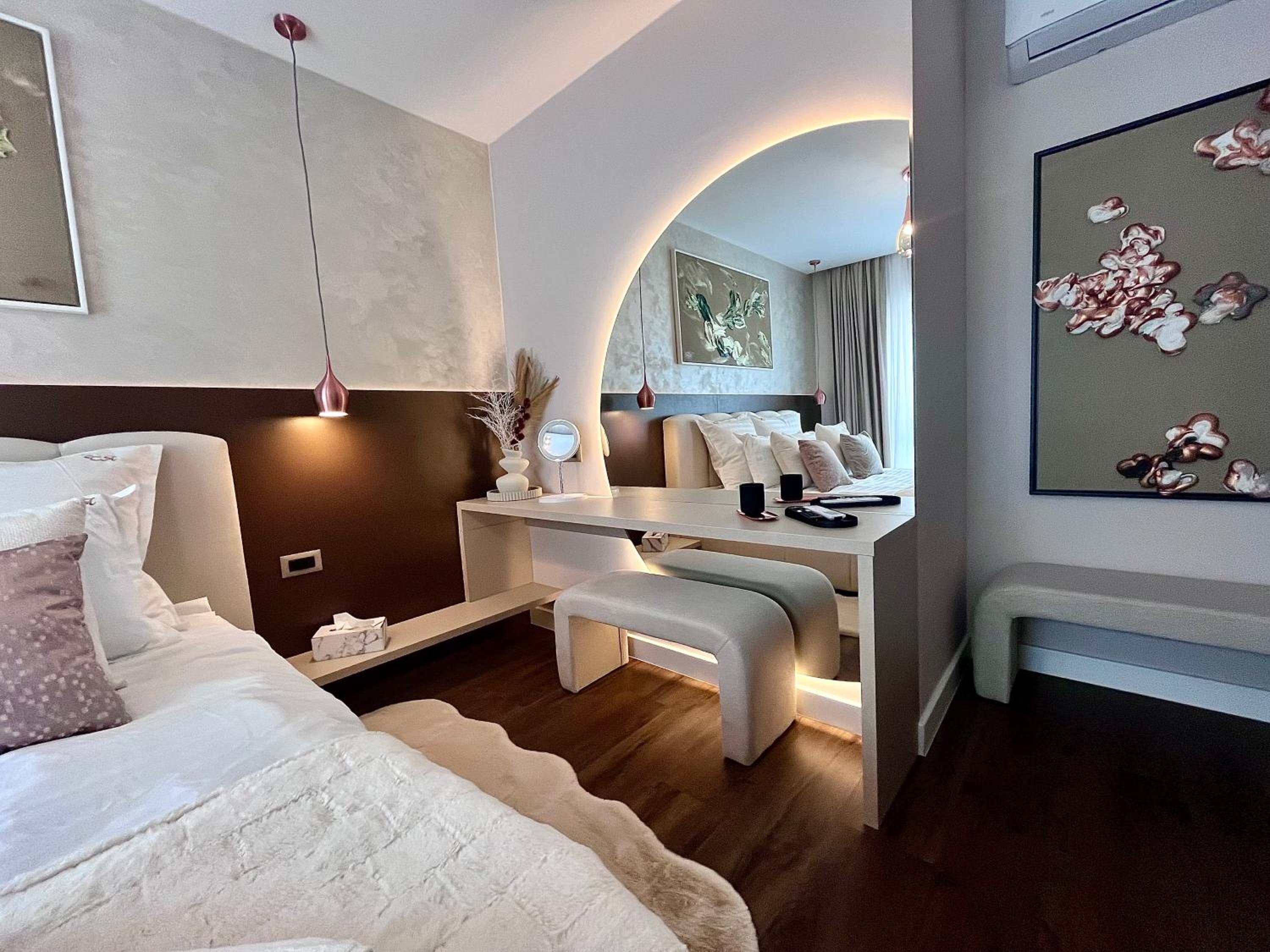 FLH La Vie En Rose Gold - Balcony, Free Parking, Bathtub, King Bed & AC