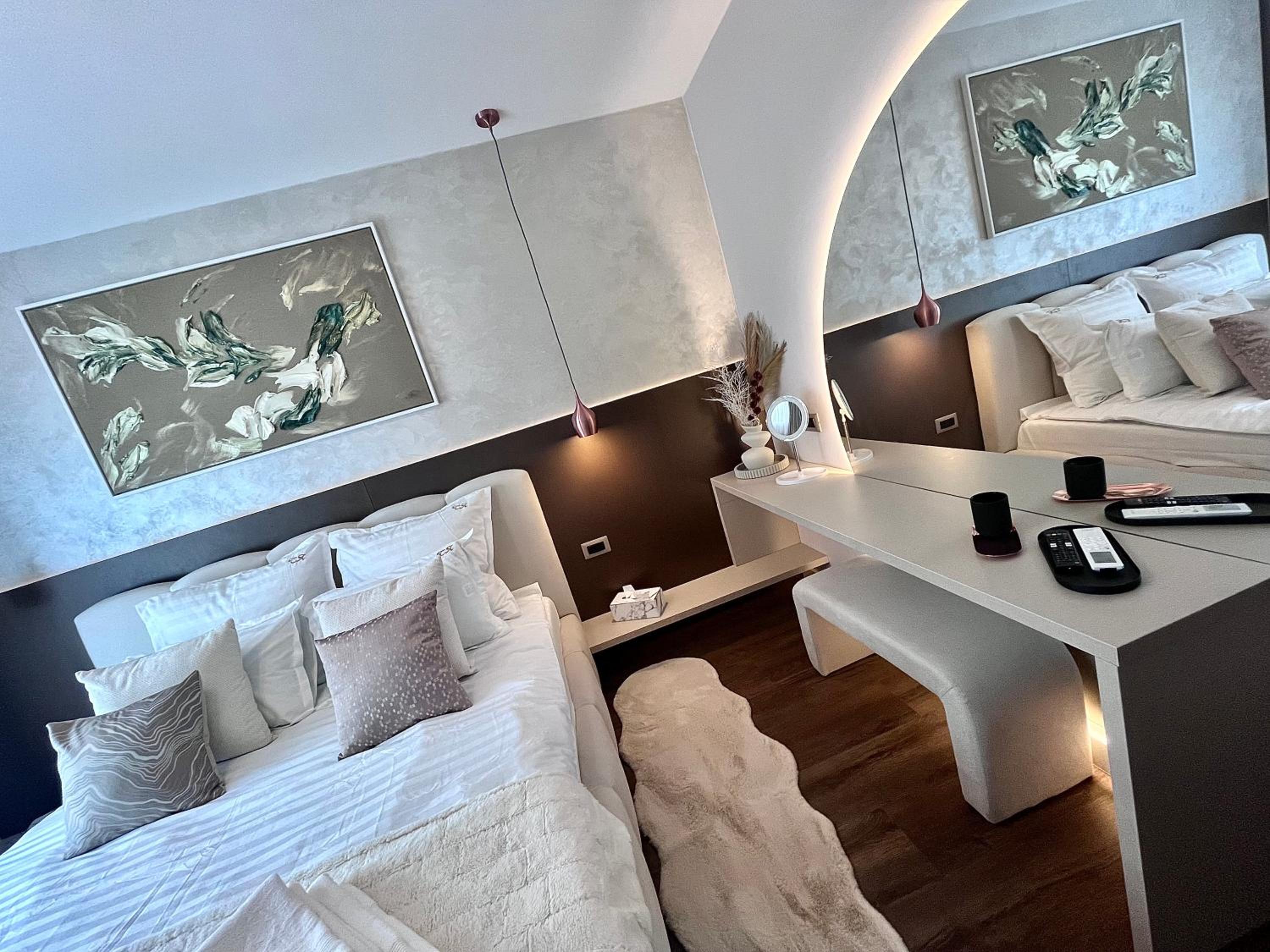FLH La Vie En Rose Gold - Balcony, Free Parking, Bathtub, King Bed & AC