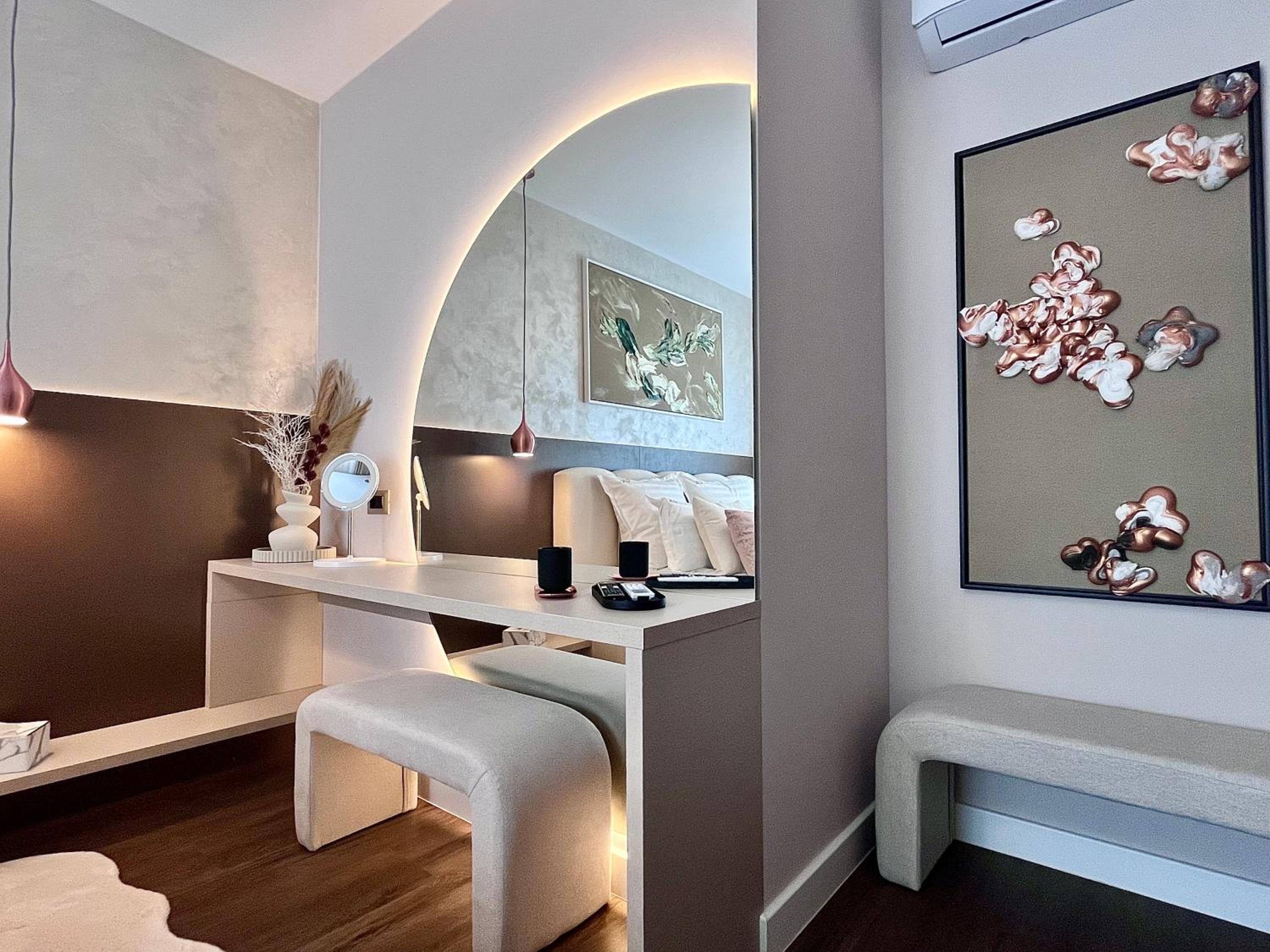 FLH La Vie En Rose Gold - Balcony, Free Parking, Bathtub, King Bed & AC