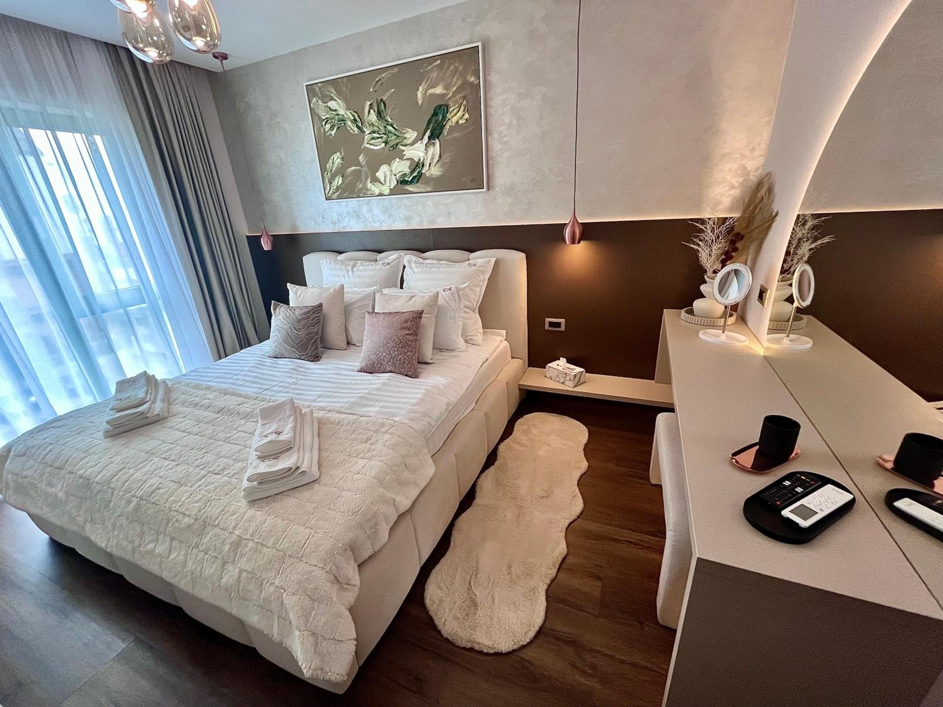 FLH La Vie En Rose Gold - Balcony, Free Parking, Bathtub, King Bed & AC