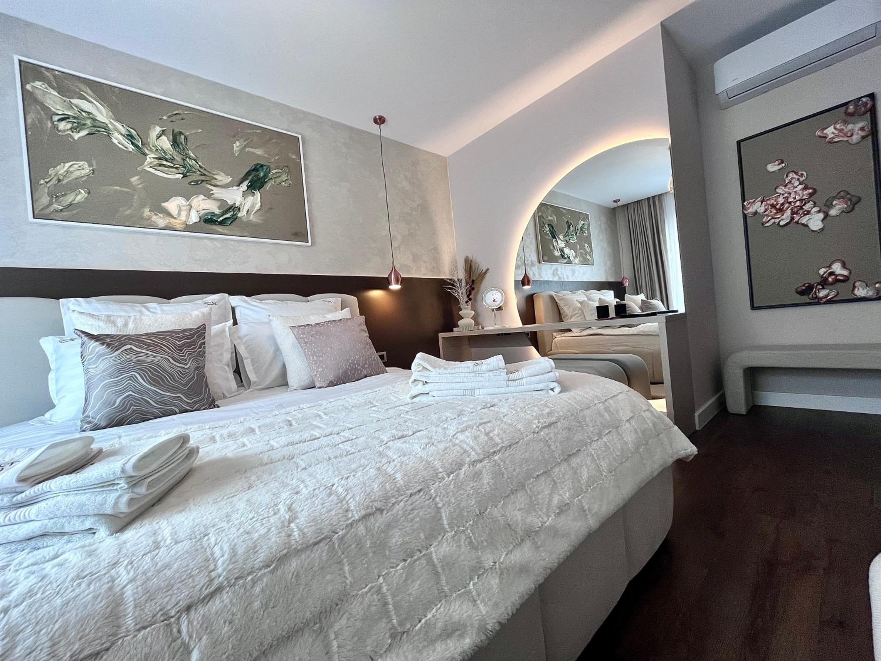 FLH La Vie En Rose Gold - Balcony, Free Parking, Bathtub, King Bed & AC