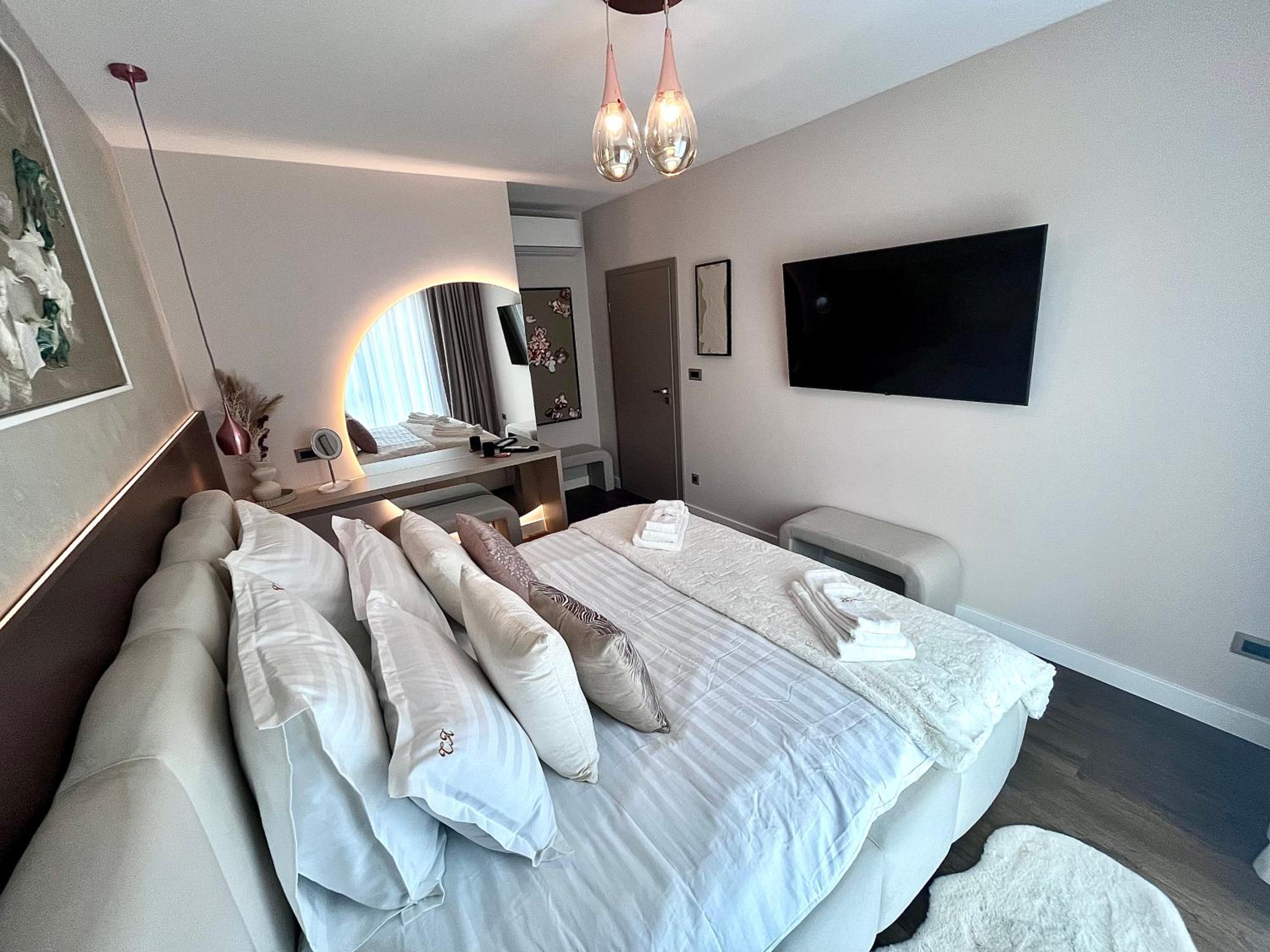 FLH La Vie En Rose Gold - Balcony, Free Parking, Bathtub, King Bed & AC
