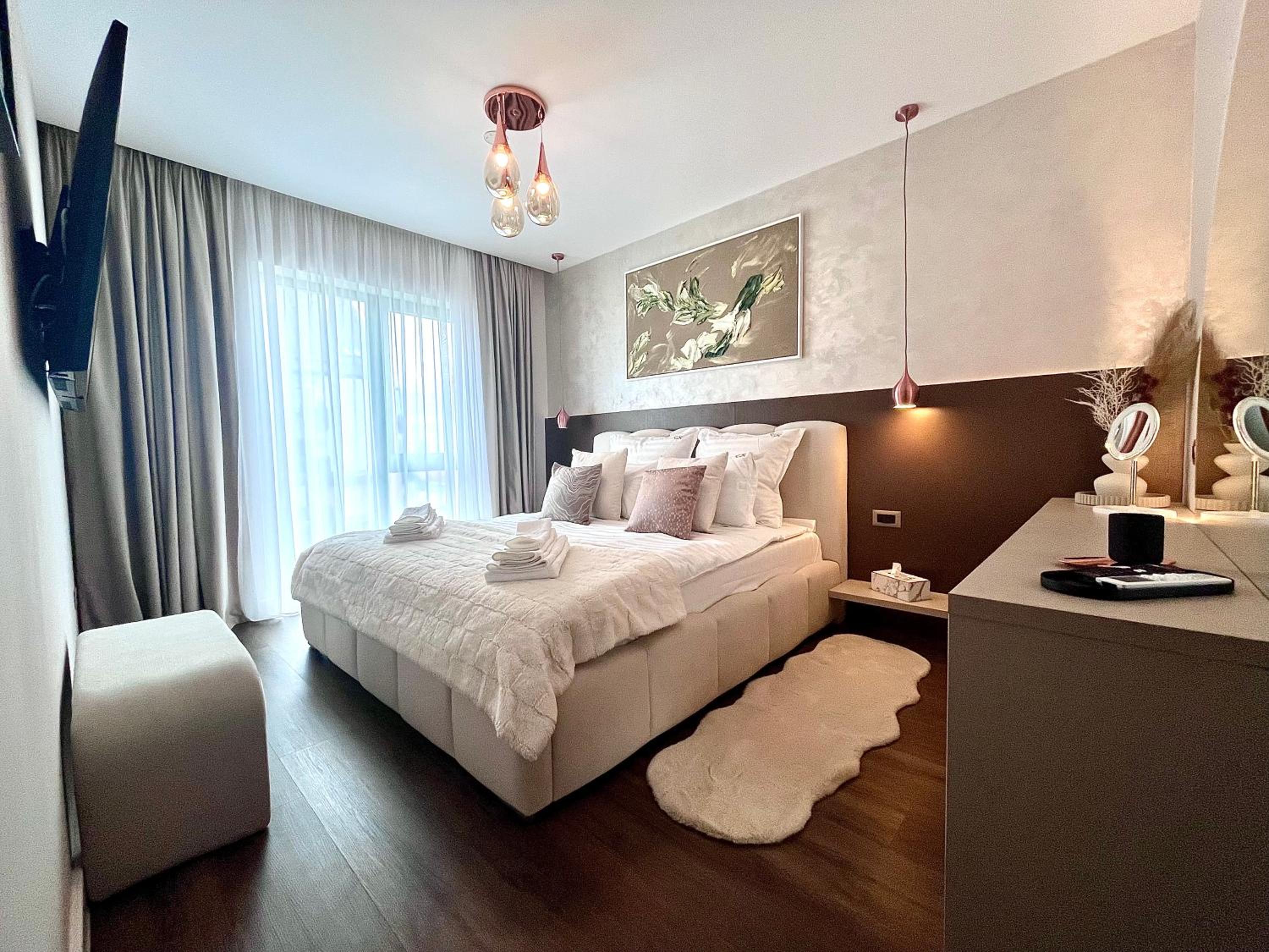 FLH La Vie En Rose Gold - Balcony, Free Parking, Bathtub, King Bed & AC