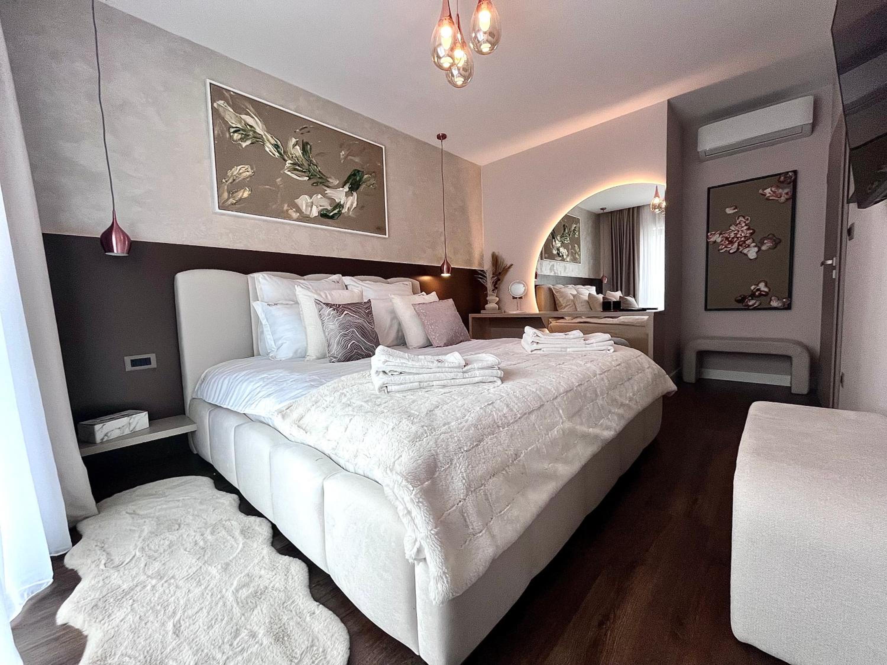 FLH La Vie En Rose Gold - Balcony, Free Parking, Bathtub, King Bed & AC