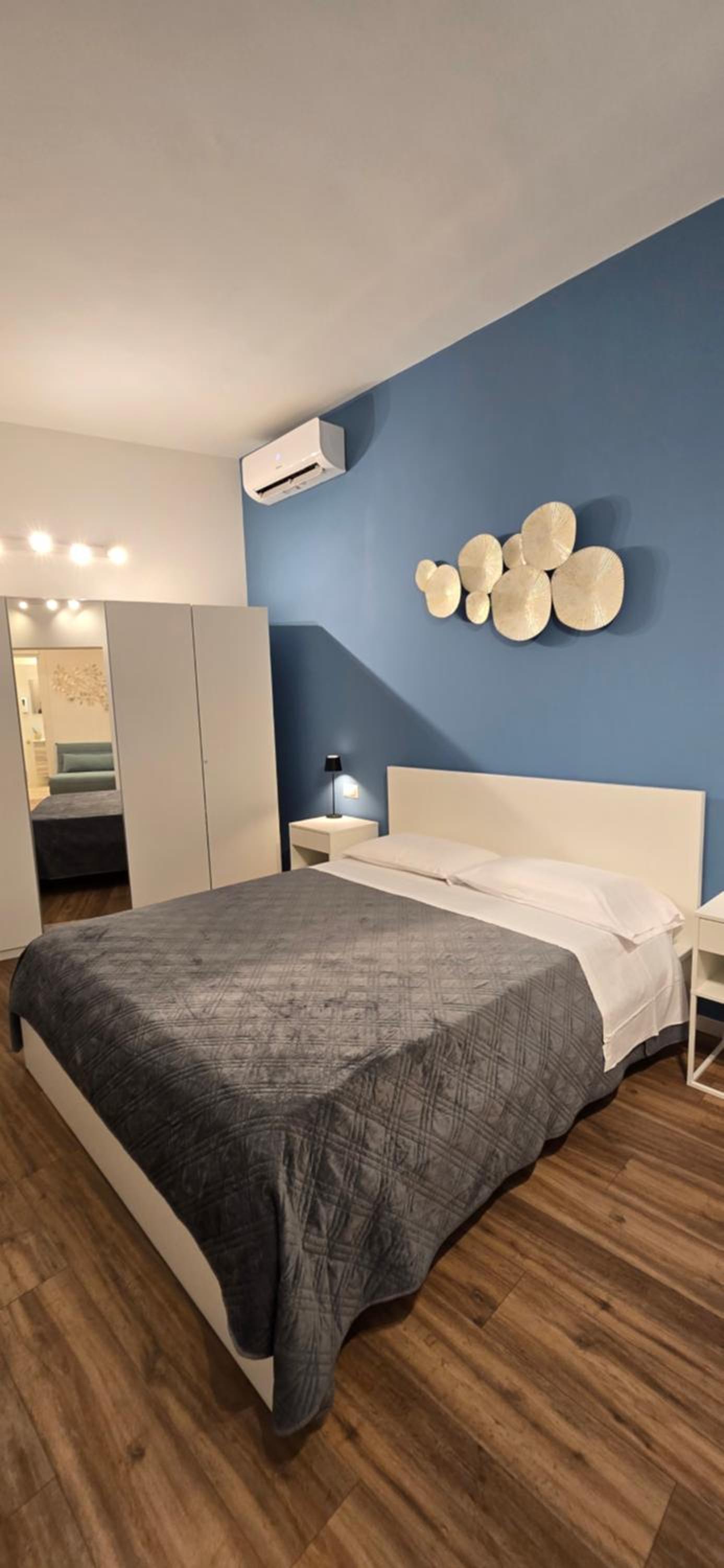 Rooms And Comfort Apartment