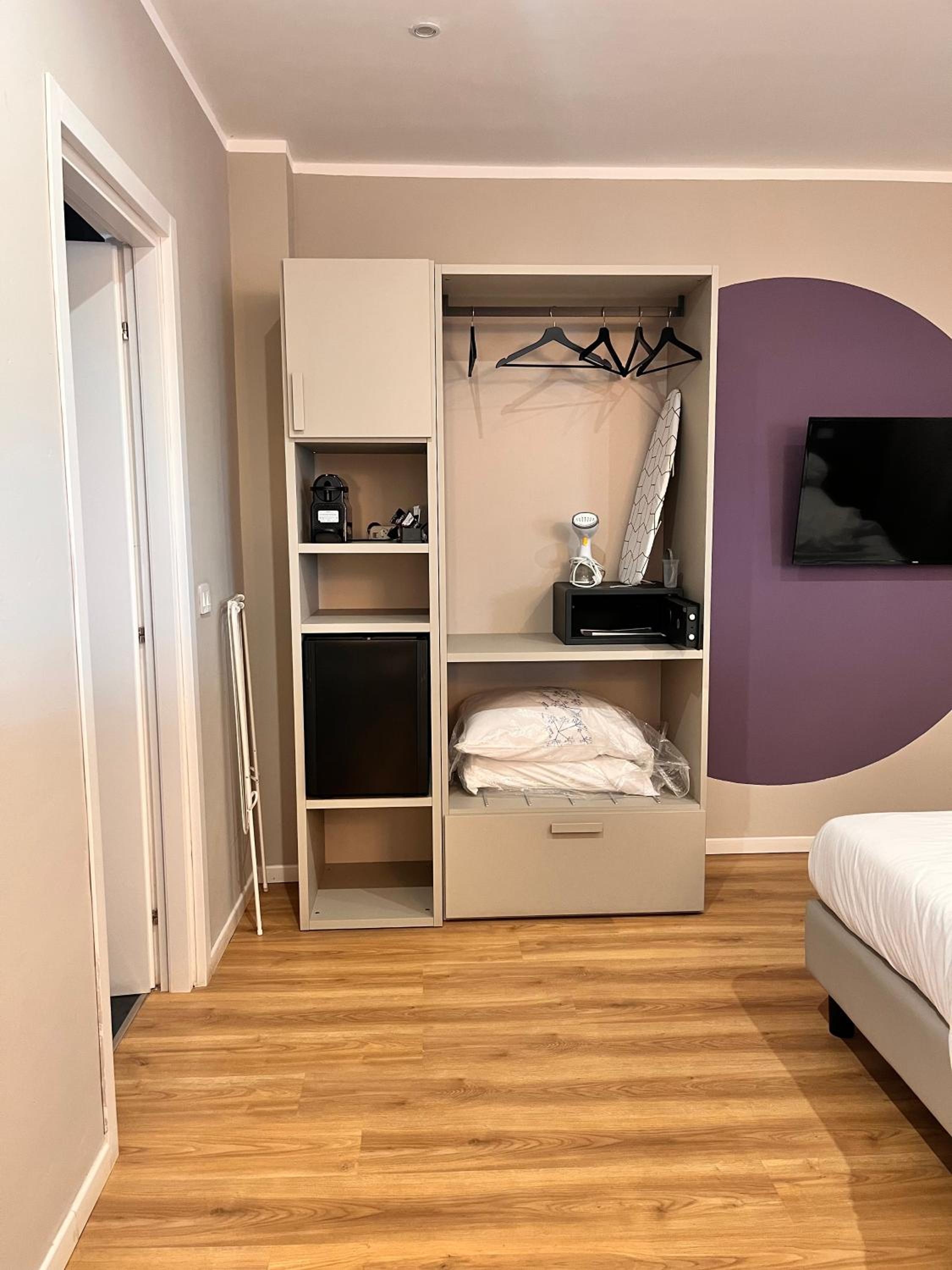 - NumberZ - Rooms Apartments and Suites with Wi-Fi and AC
