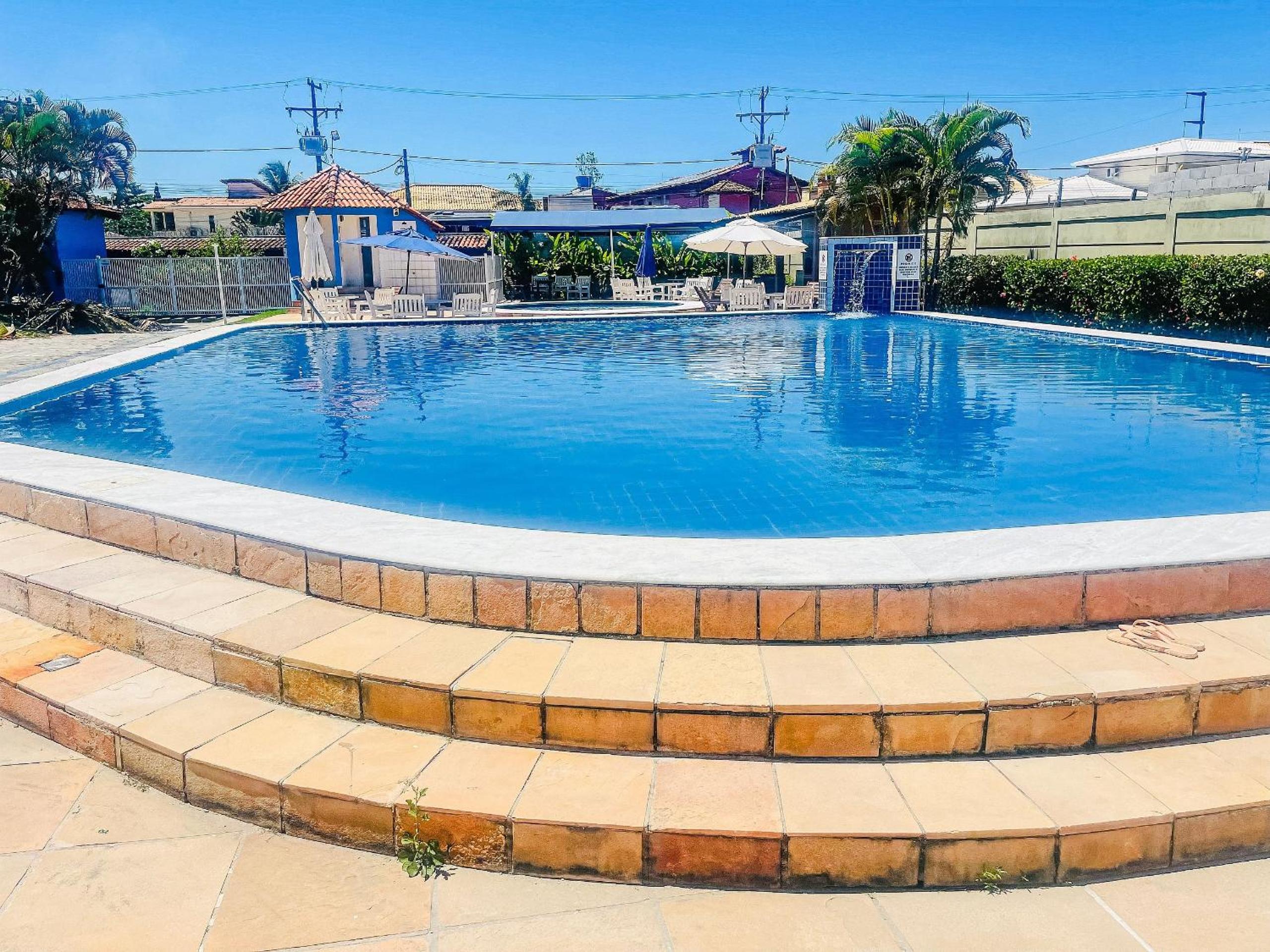 Condomínio Golden Dolphin a uma quadra do Axé Mói, com piscina, churrasqueira, portaria 24hrs, de frente à supermercado, e centro gastronômico
