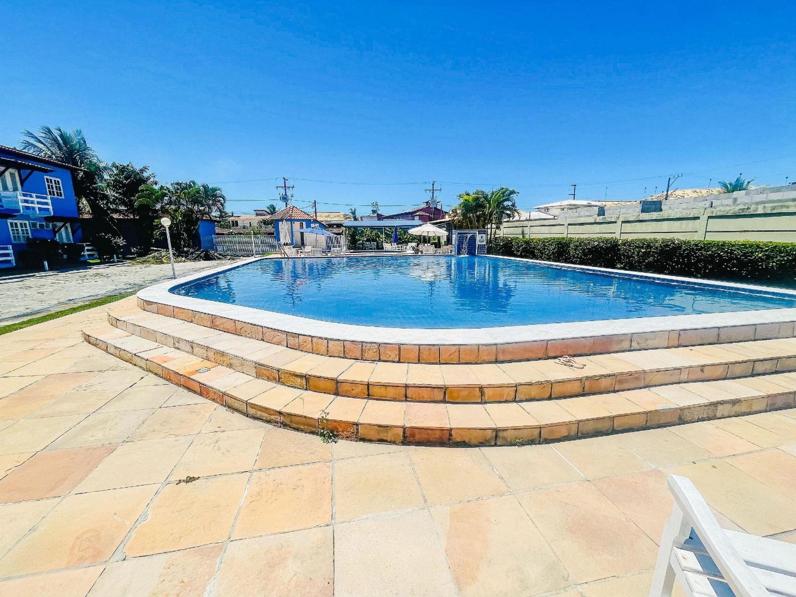 Condomínio Golden Dolphin a uma quadra do Axé Mói, com piscina, churrasqueira, portaria 24hrs, de frente à supermercado, e centro gastronômico