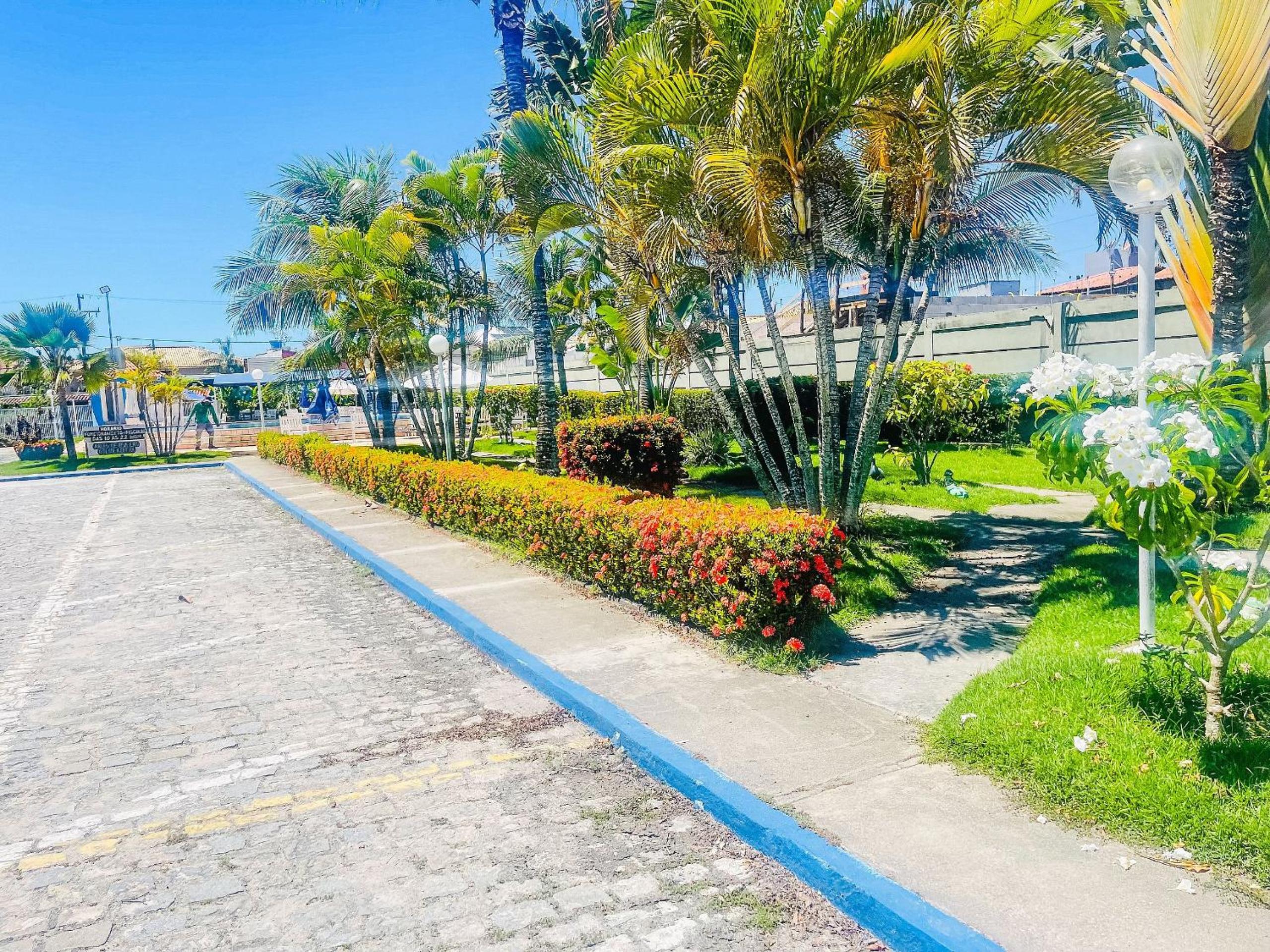 Condomínio Golden Dolphin a uma quadra do Axé Mói, com piscina, churrasqueira, portaria 24hrs, de frente à supermercado, e centro gastronômico