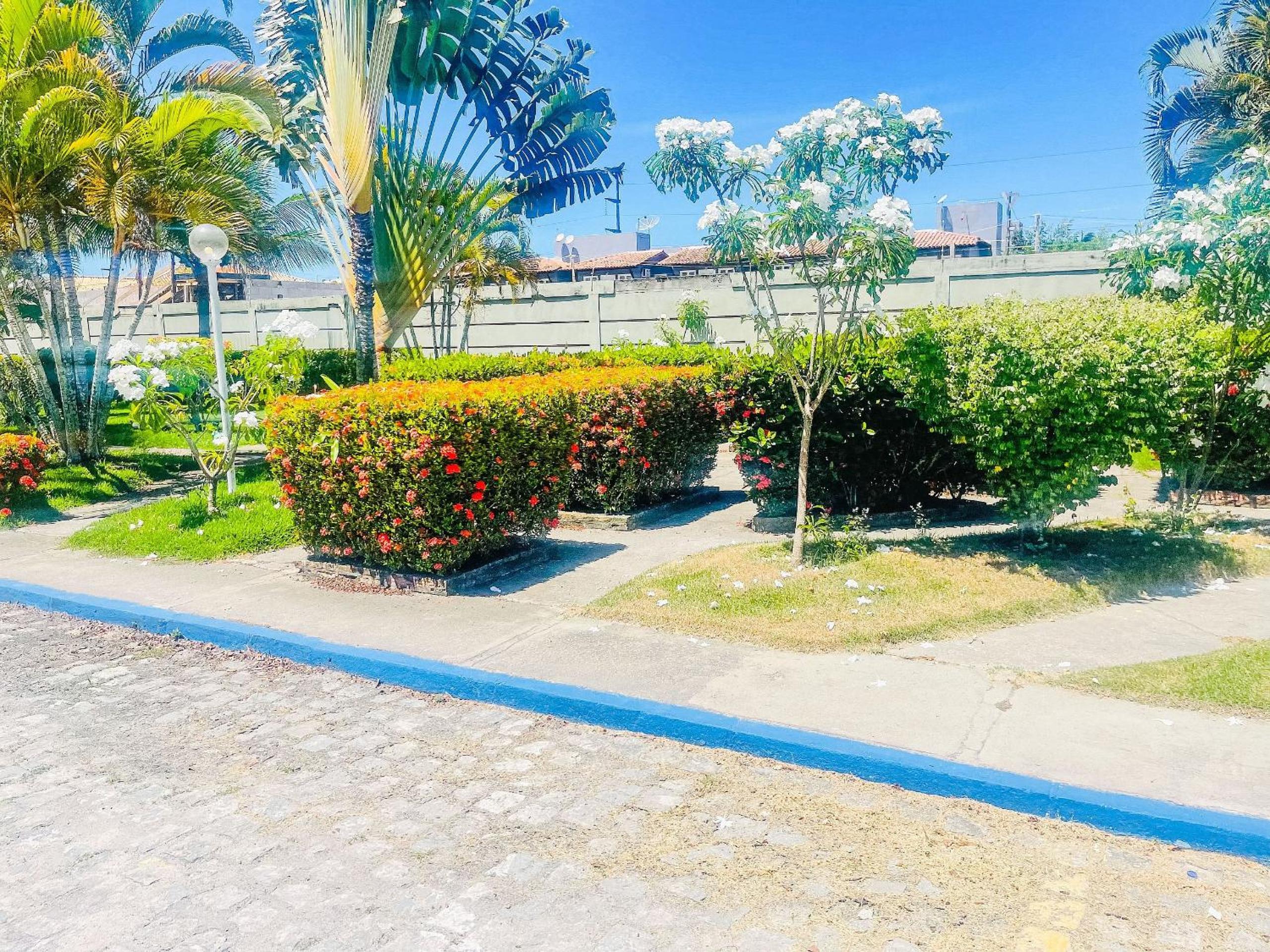 Condomínio Golden Dolphin a uma quadra do Axé Mói, com piscina, churrasqueira, portaria 24hrs, de frente à supermercado, e centro gastronômico