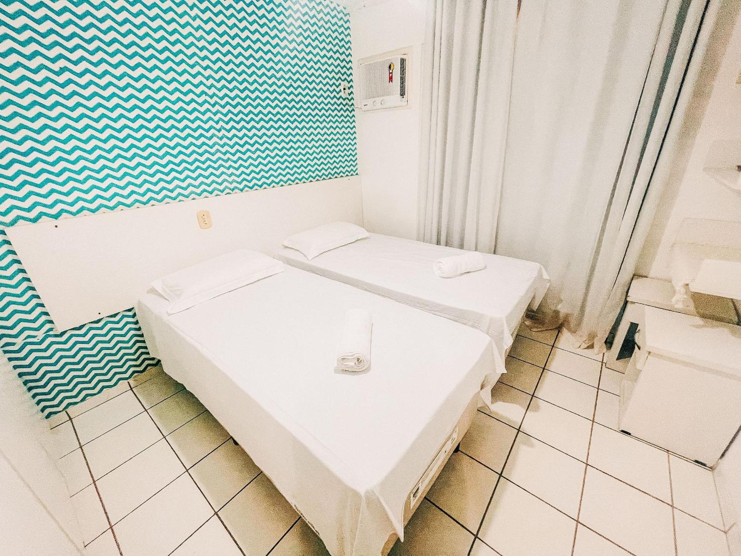 Condomínio Golden Dolphin a uma quadra do Axé Mói, com piscina, churrasqueira, portaria 24hrs, de frente à supermercado, e centro gastronômico
