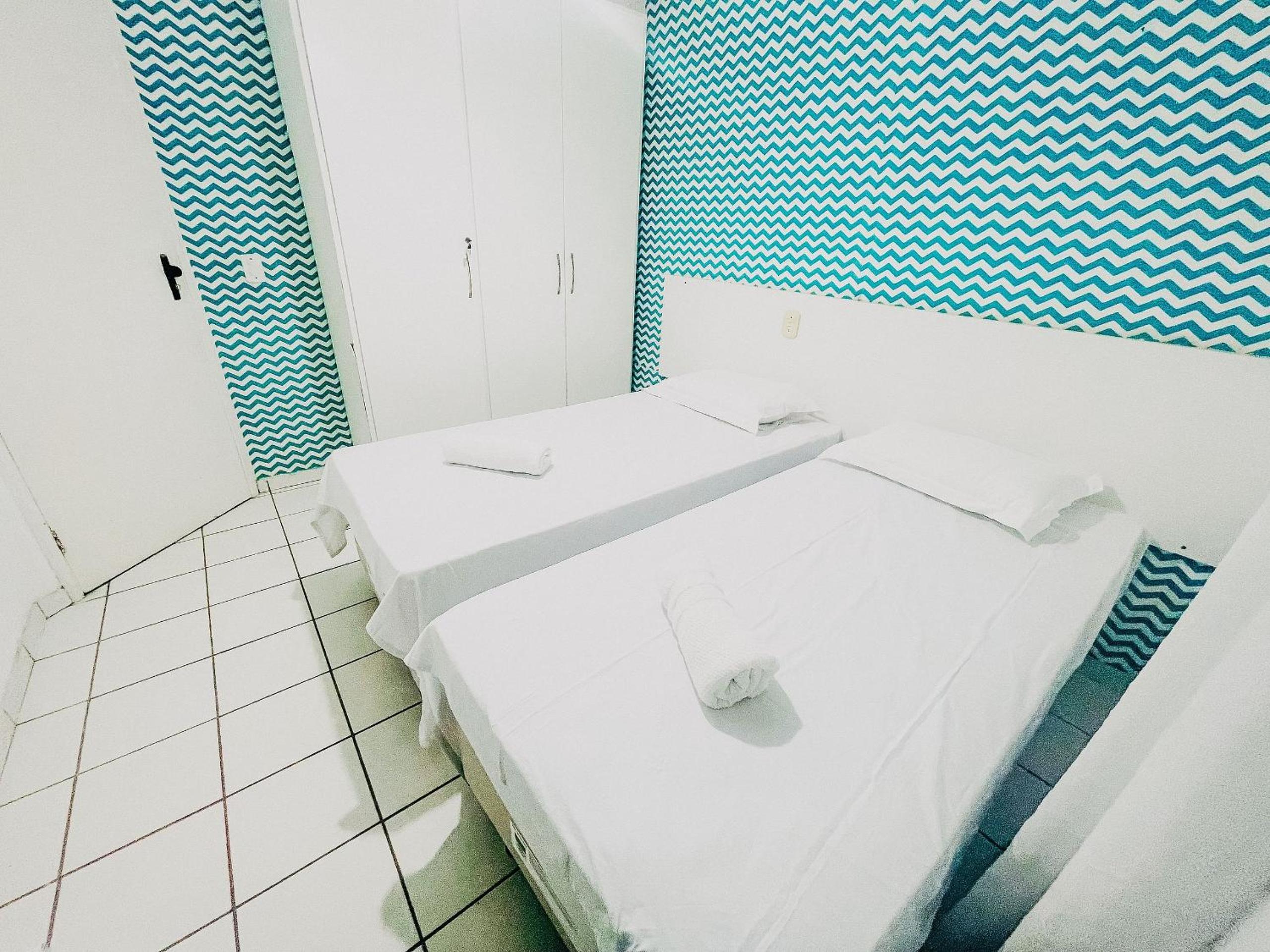 Condomínio Golden Dolphin a uma quadra do Axé Mói, com piscina, churrasqueira, portaria 24hrs, de frente à supermercado, e centro gastronômico