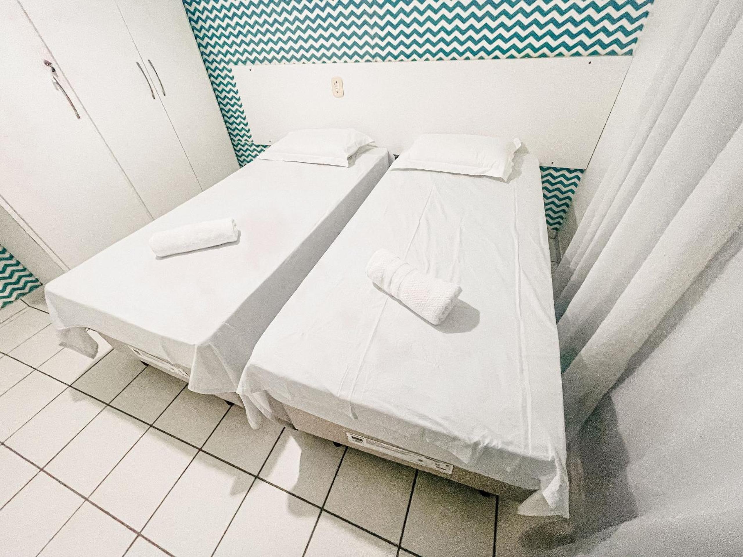 Condomínio Golden Dolphin a uma quadra do Axé Mói, com piscina, churrasqueira, portaria 24hrs, de frente à supermercado, e centro gastronômico