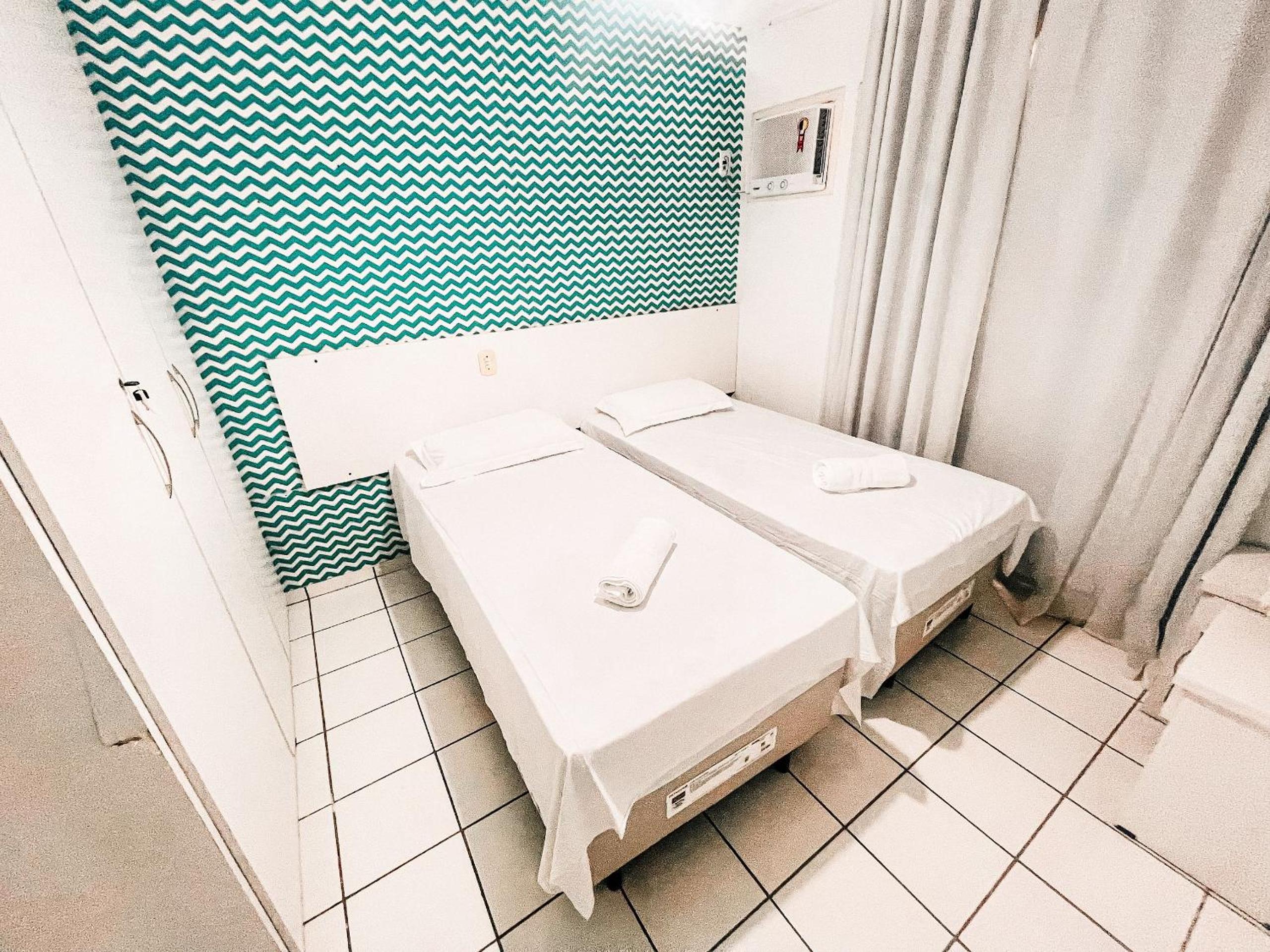 Condomínio Golden Dolphin a uma quadra do Axé Mói, com piscina, churrasqueira, portaria 24hrs, de frente à supermercado, e centro gastronômico