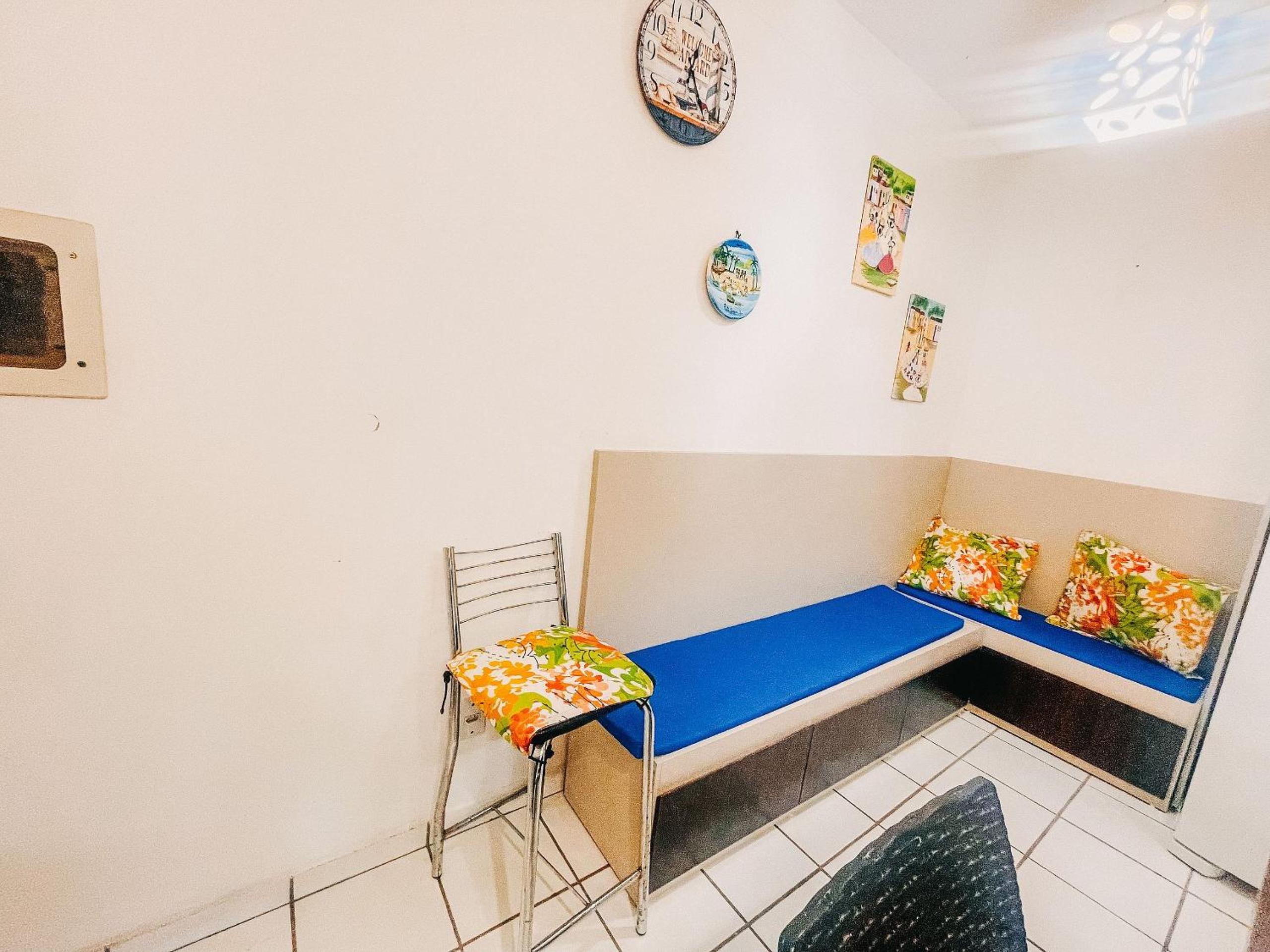 Condomínio Golden Dolphin a uma quadra do Axé Mói, com piscina, churrasqueira, portaria 24hrs, de frente à supermercado, e centro gastronômico