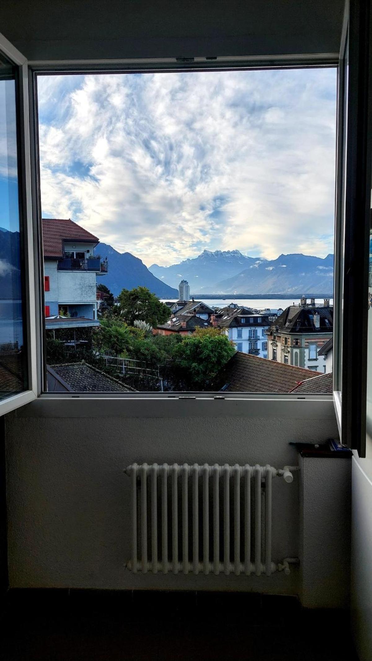 Room with splendid lake view in Montreux city center