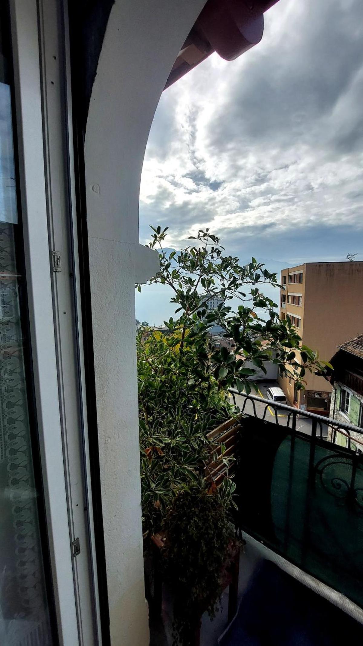Room with splendid lake view in Montreux city center