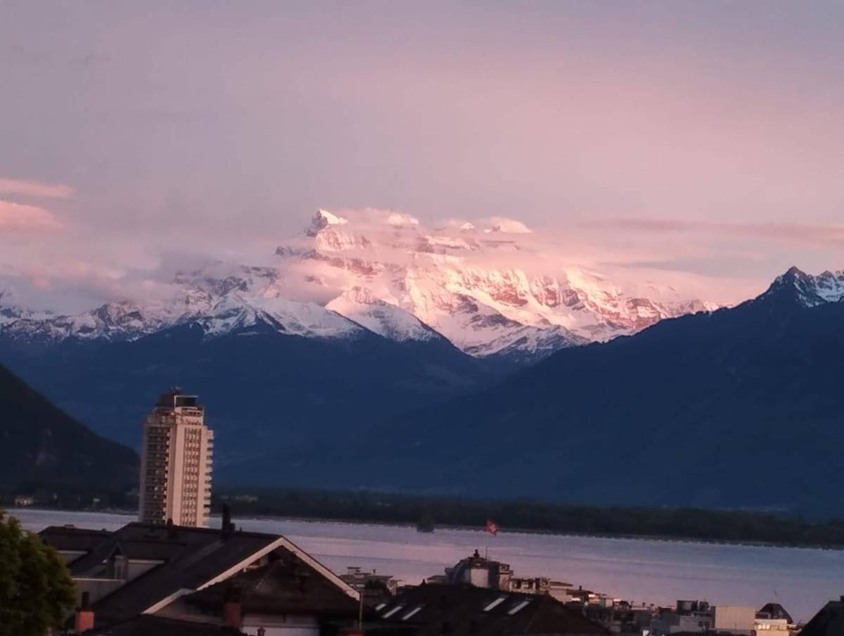 Room with splendid lake view in Montreux city center