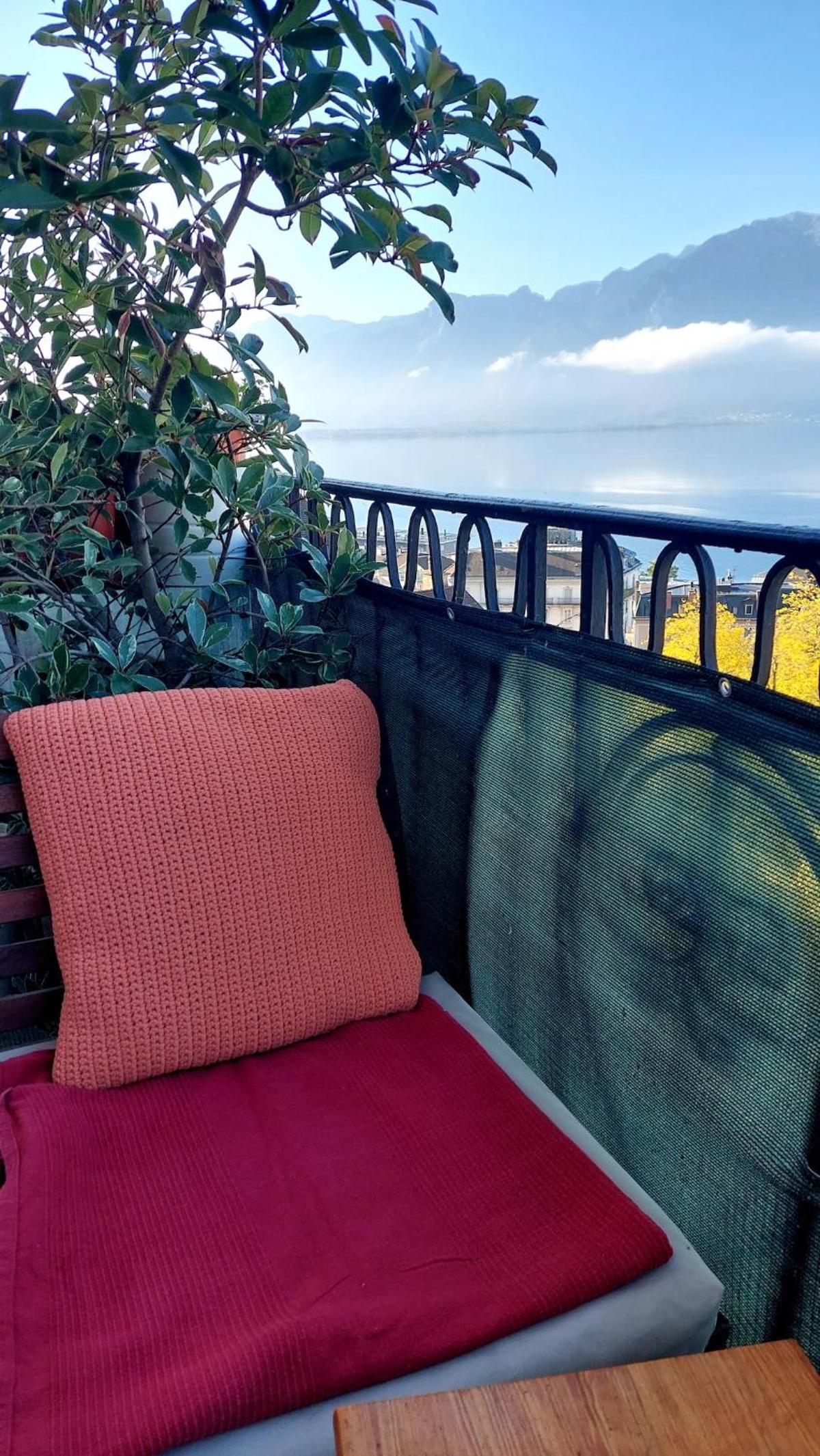Room with splendid lake view in Montreux city center