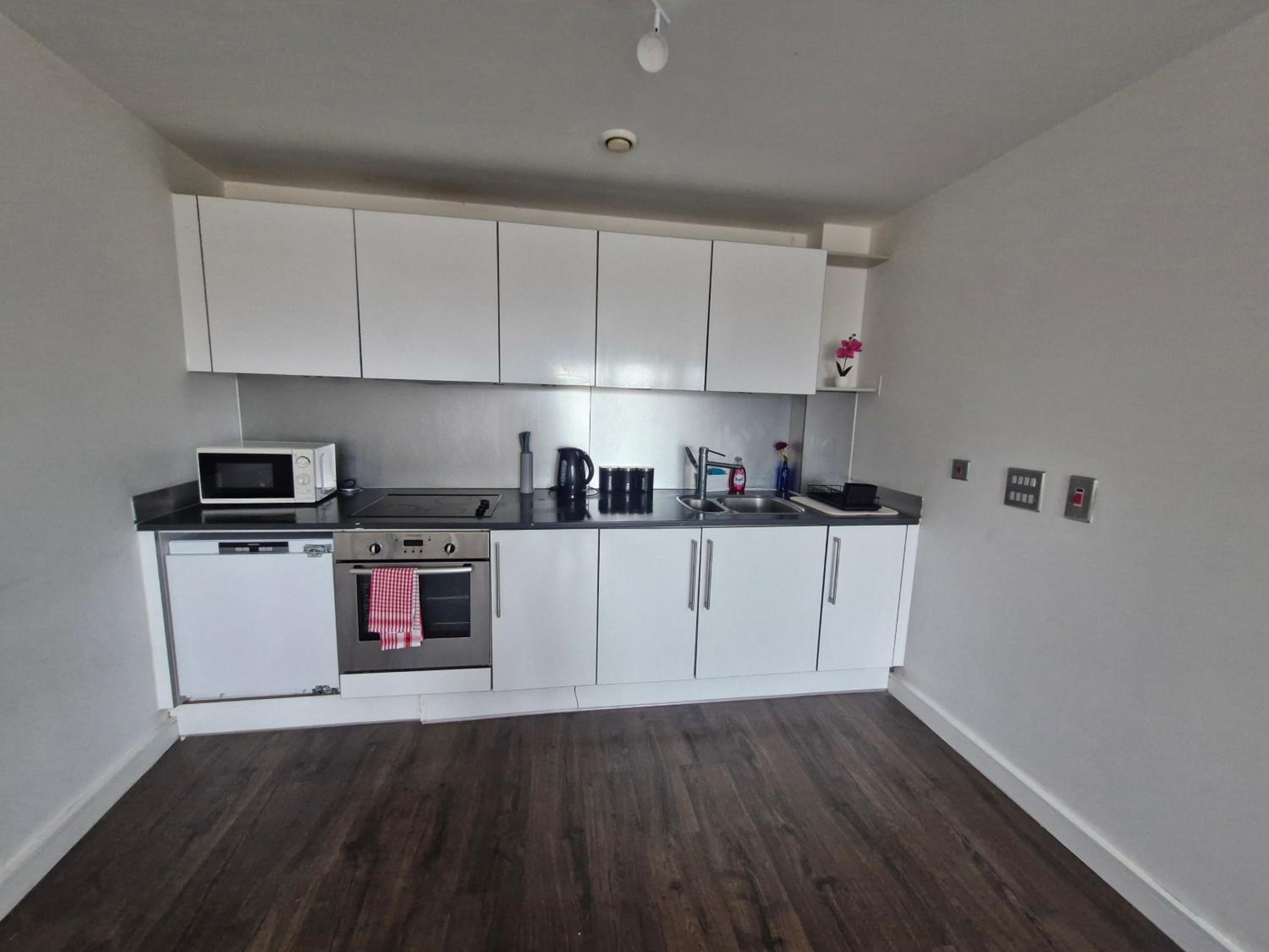 Slough Luxhaven Elegant One-Bed Apartment on High Street