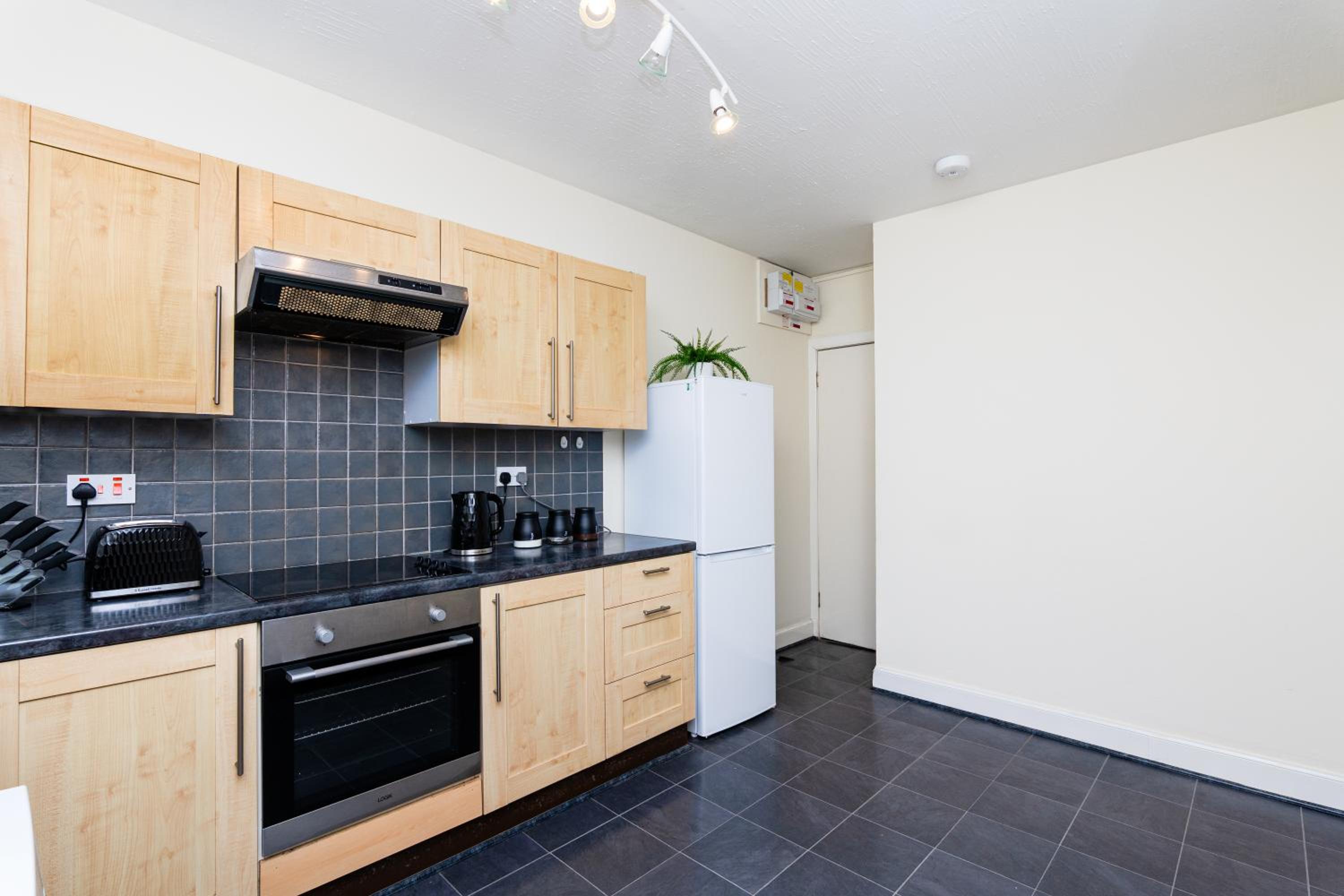 2 Bed Flat-With Parking - By Holiday Homes