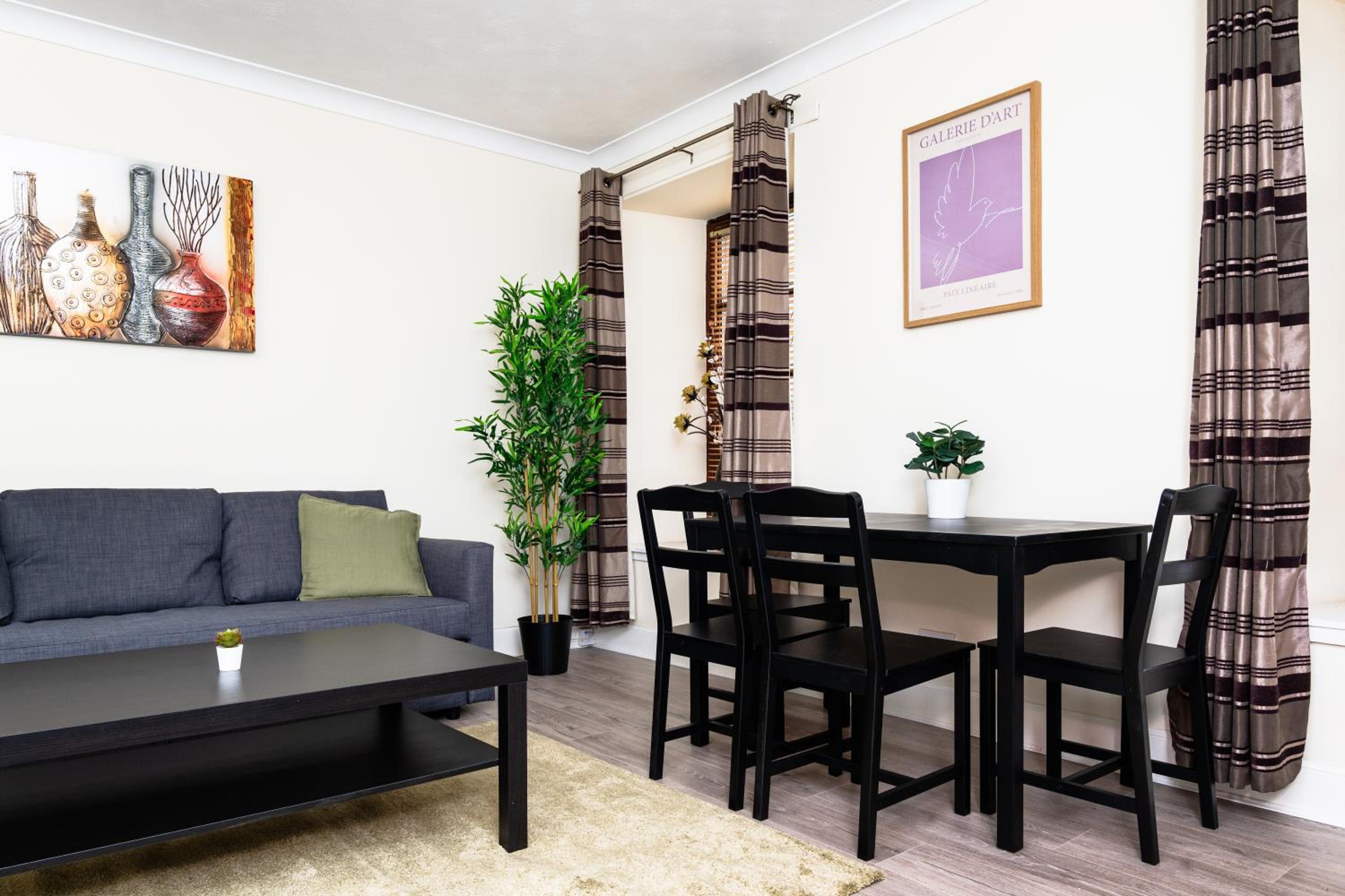 2 Bed Flat-With Parking - By Holiday Homes