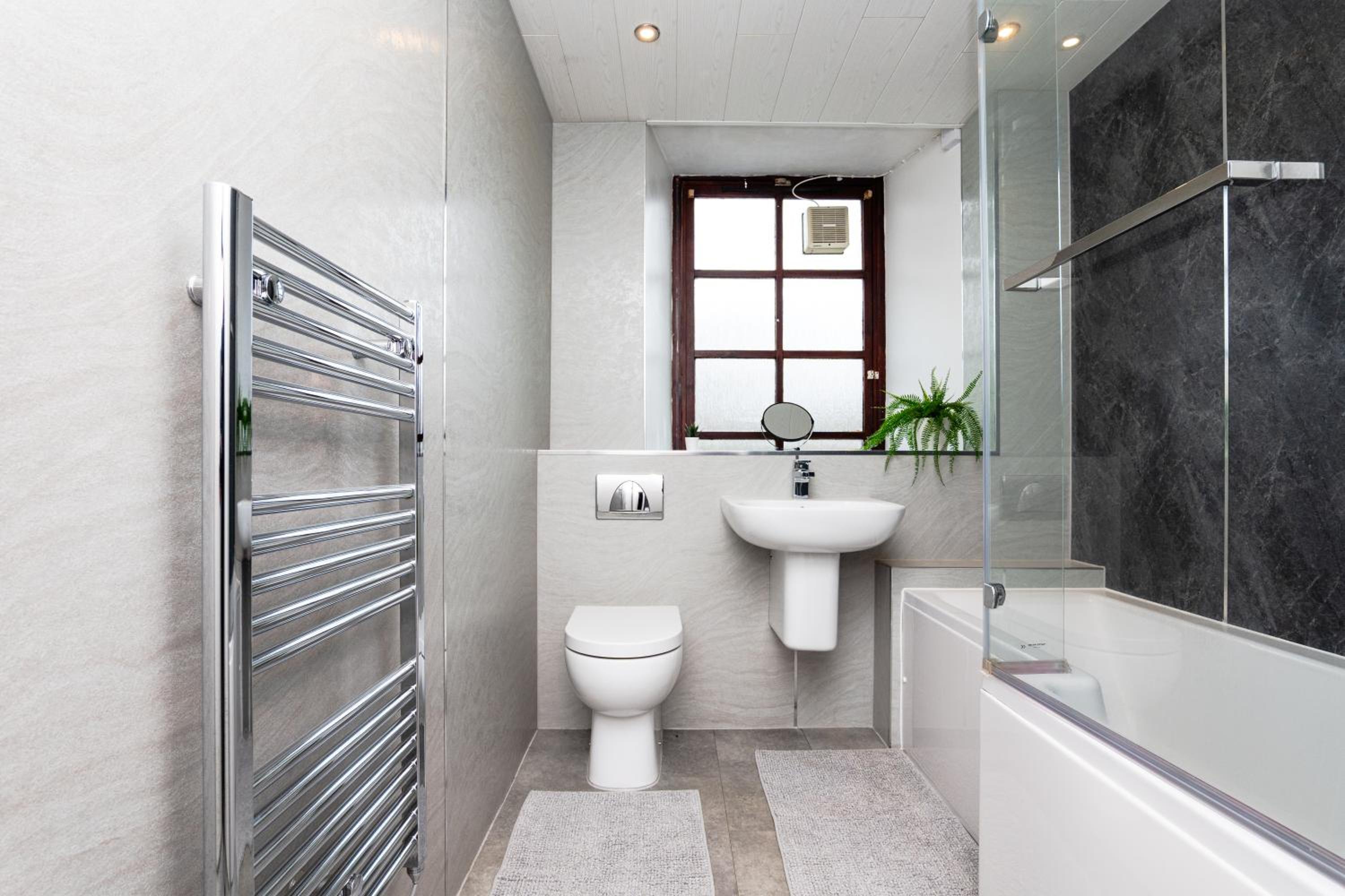 2 Bed Flat-With Parking - By Holiday Homes