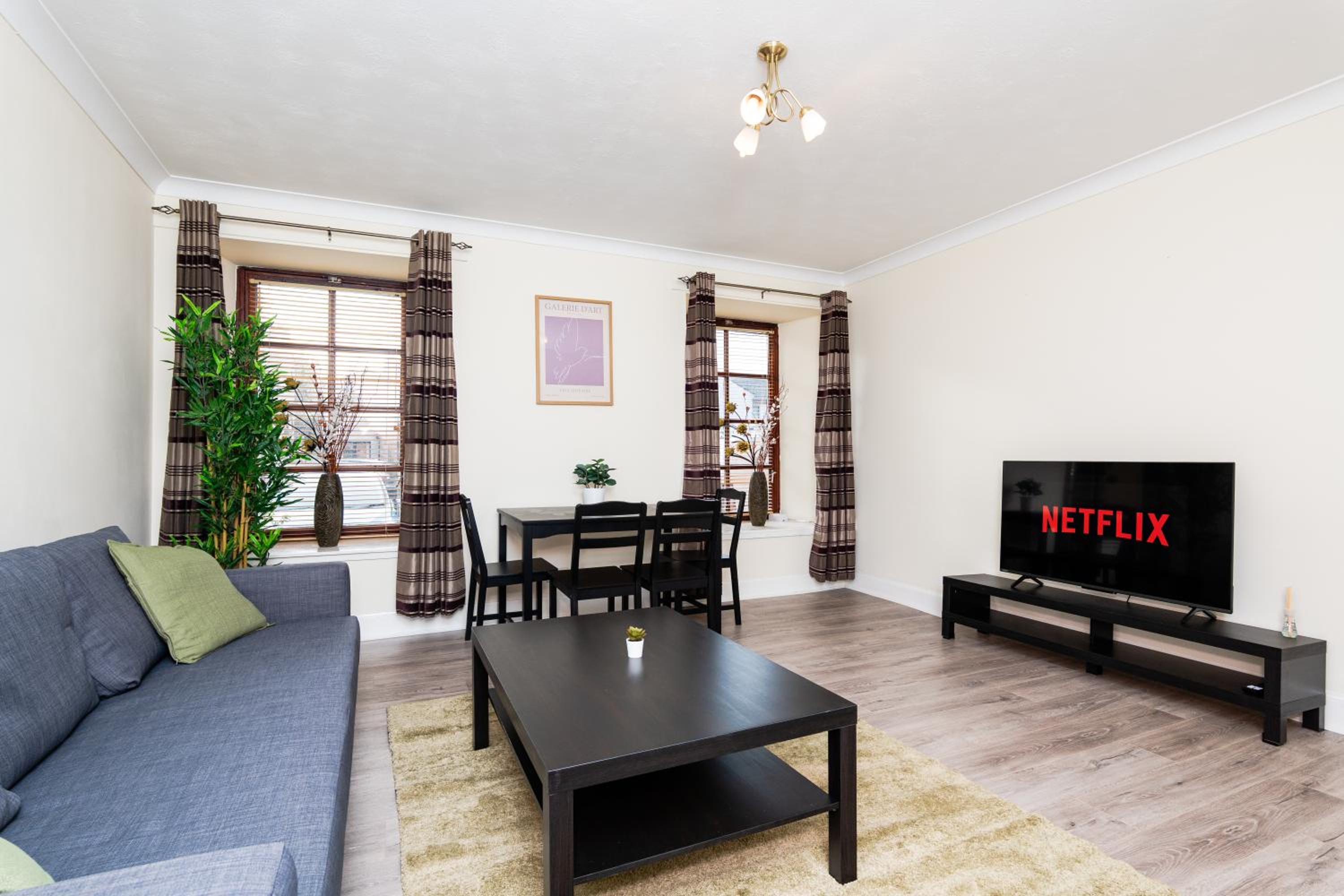 2 Bed Flat-With Parking - By Holiday Homes