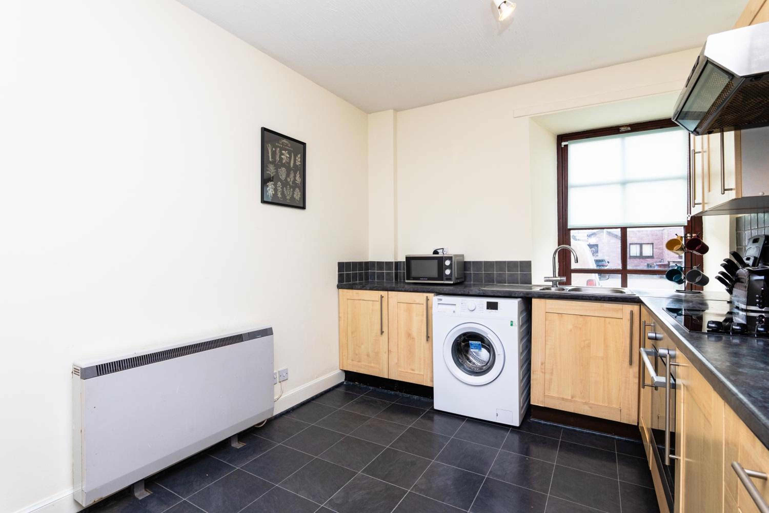 2 Bed Flat-With Parking - By Holiday Homes