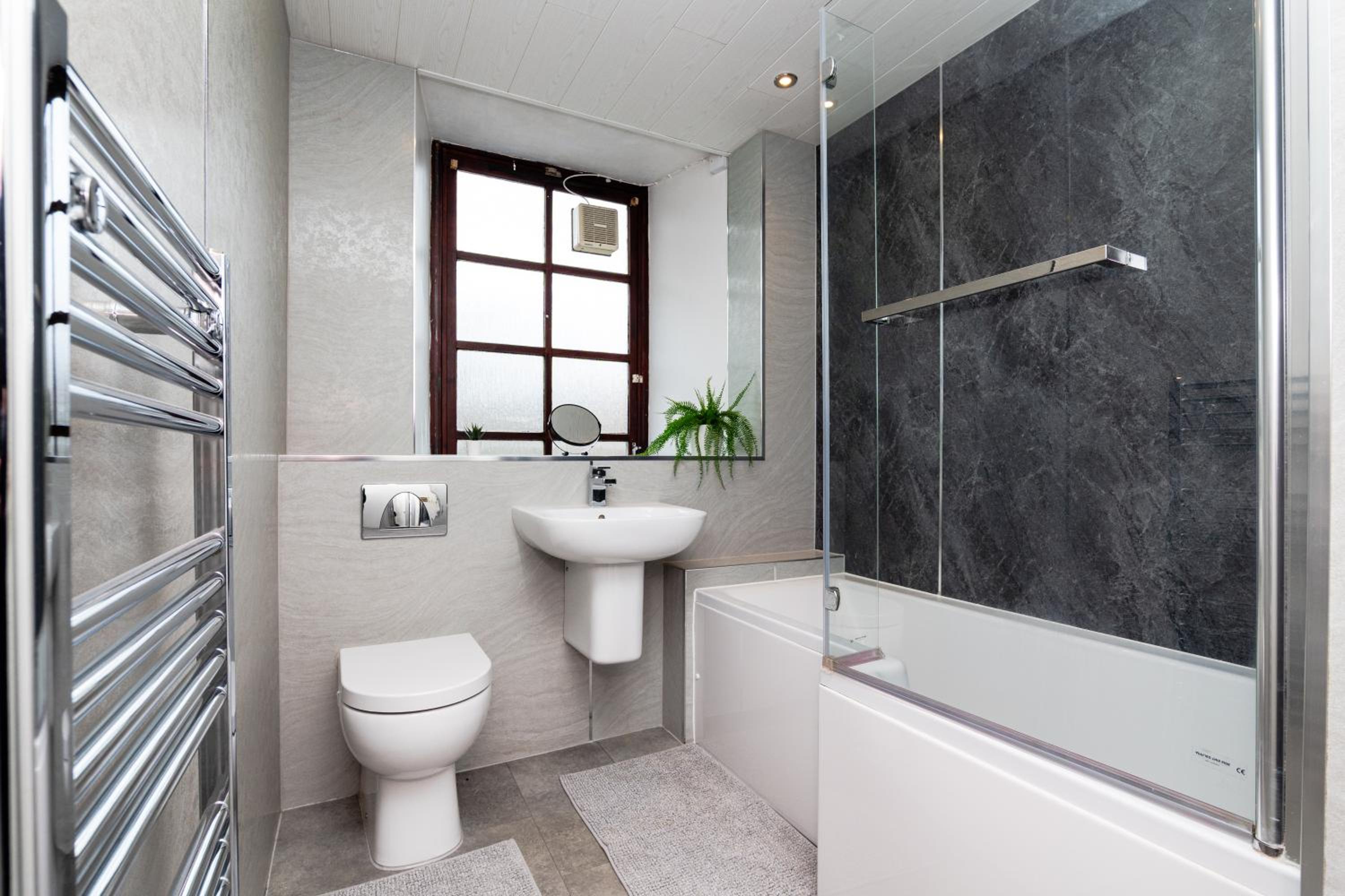 2 Bed Flat-With Parking - By Holiday Homes