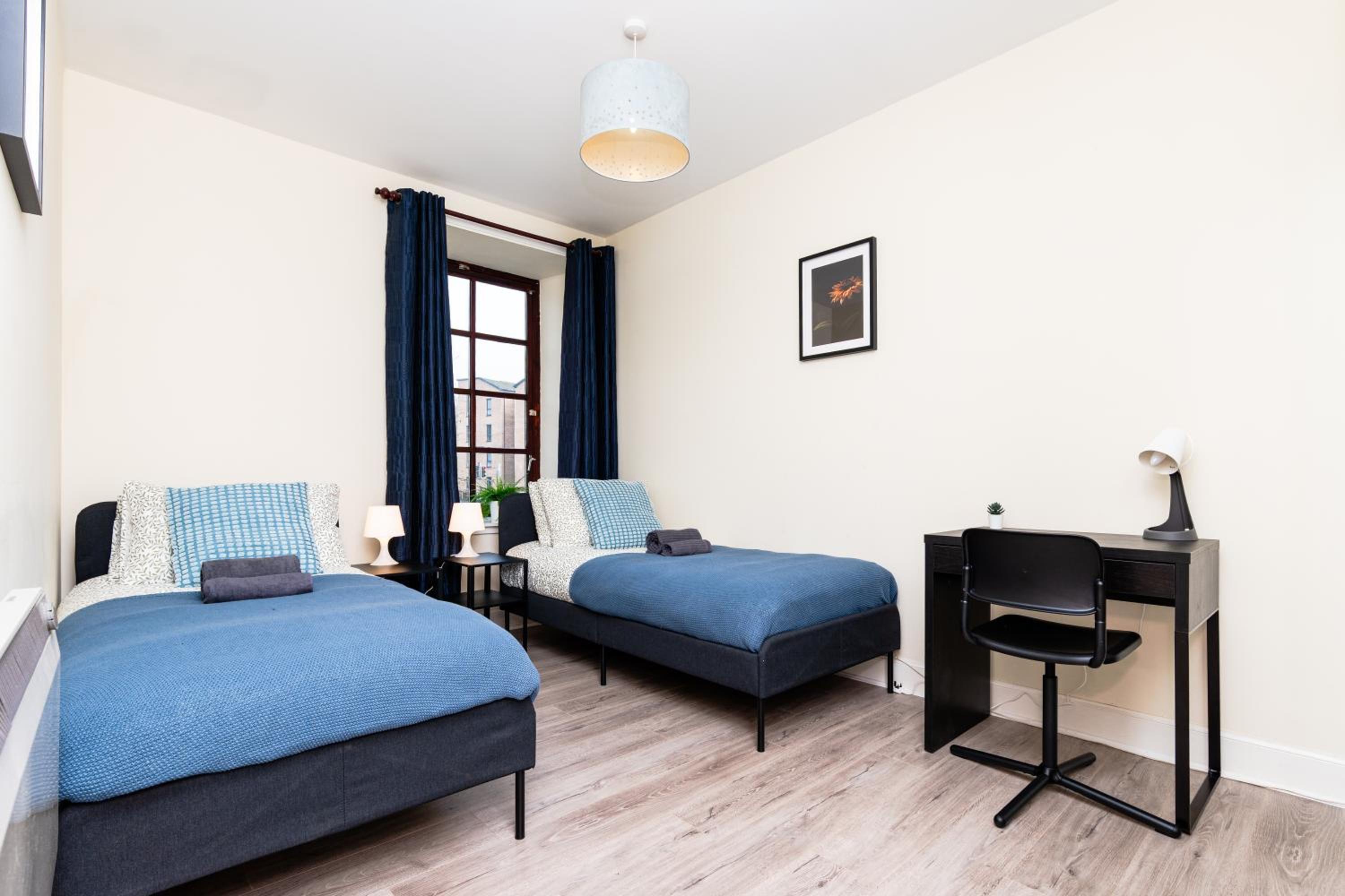 2 Bed Flat-With Parking - By Holiday Homes