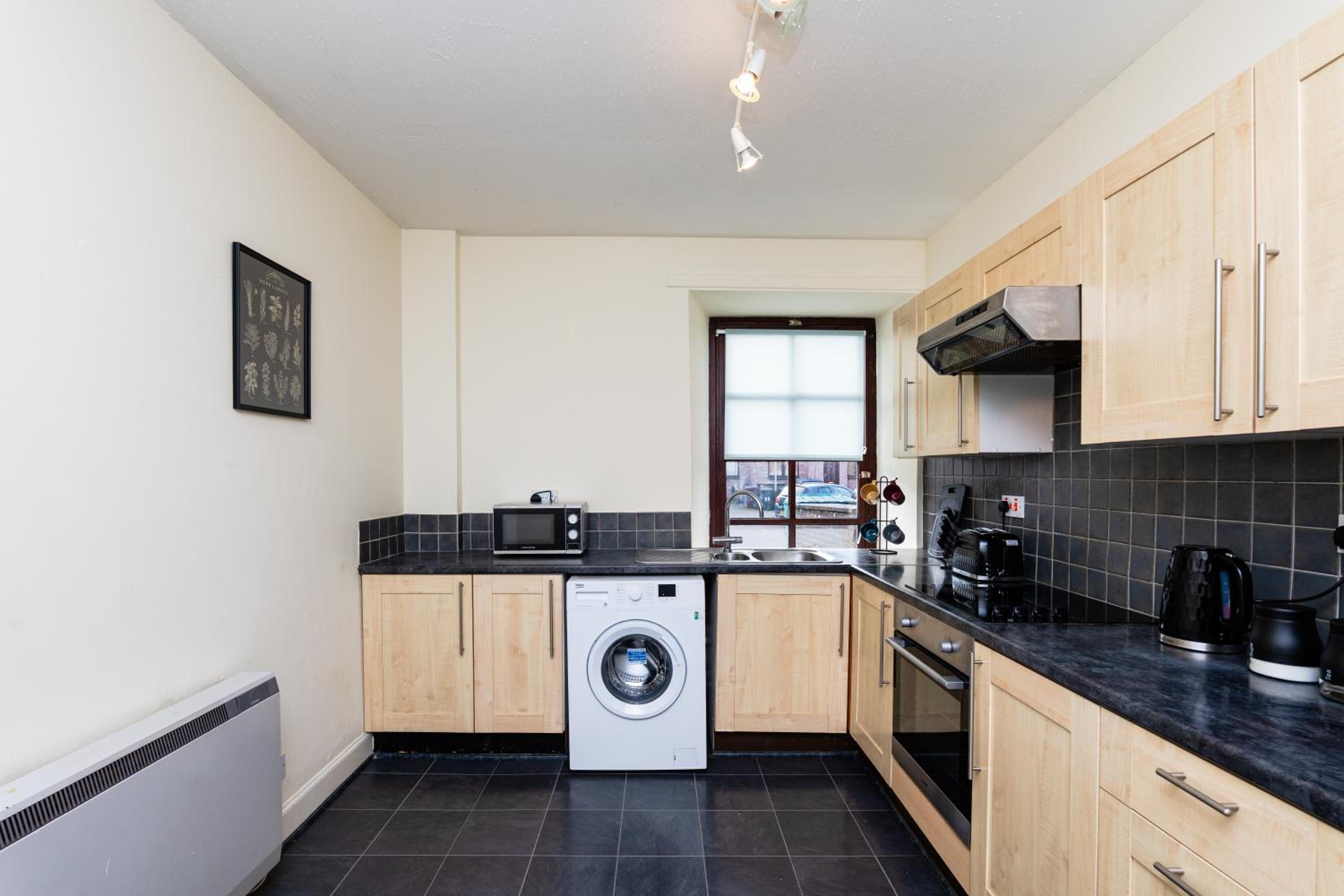 2 Bed Flat-With Parking - By Holiday Homes