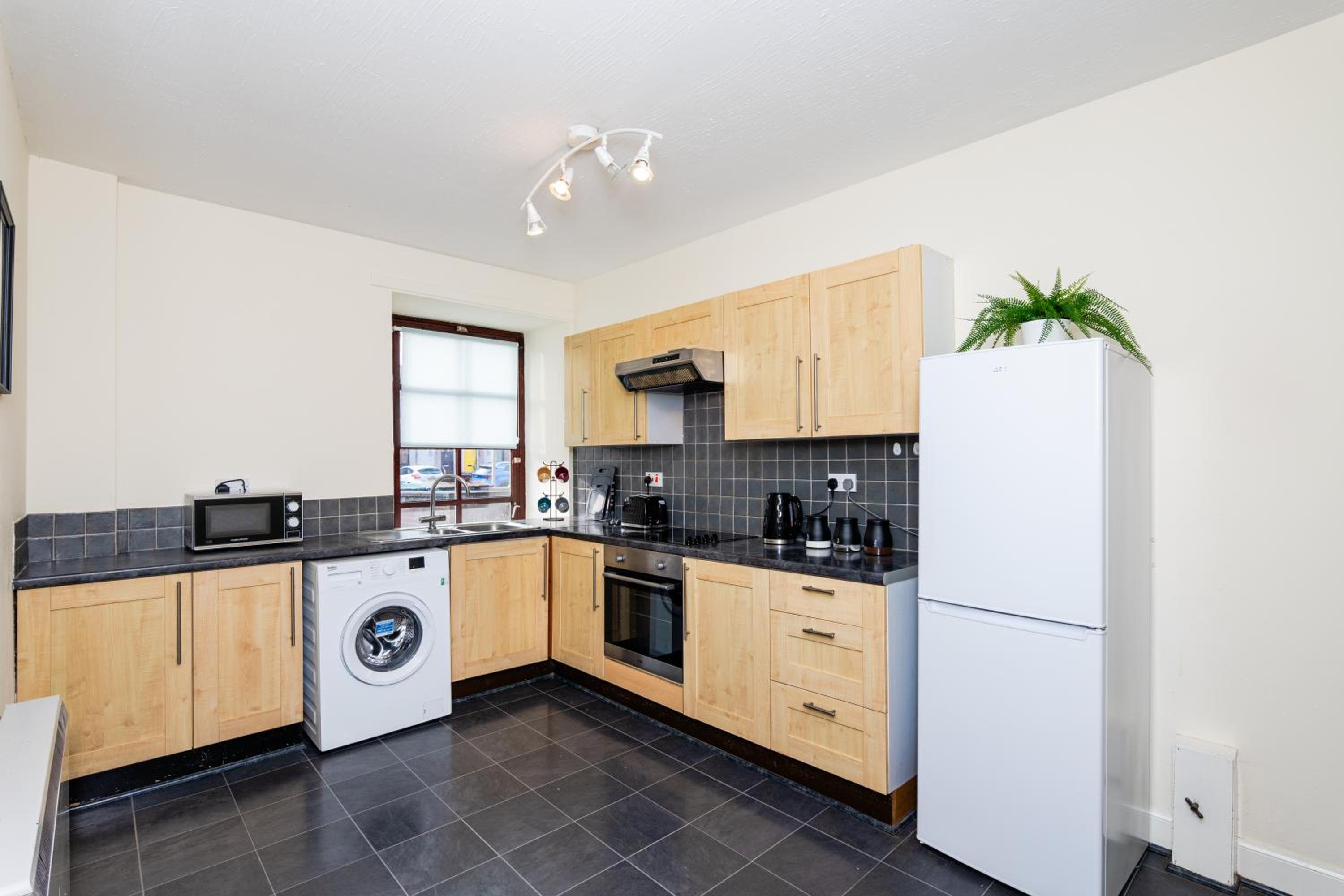 2 Bed Flat-With Parking - By Holiday Homes