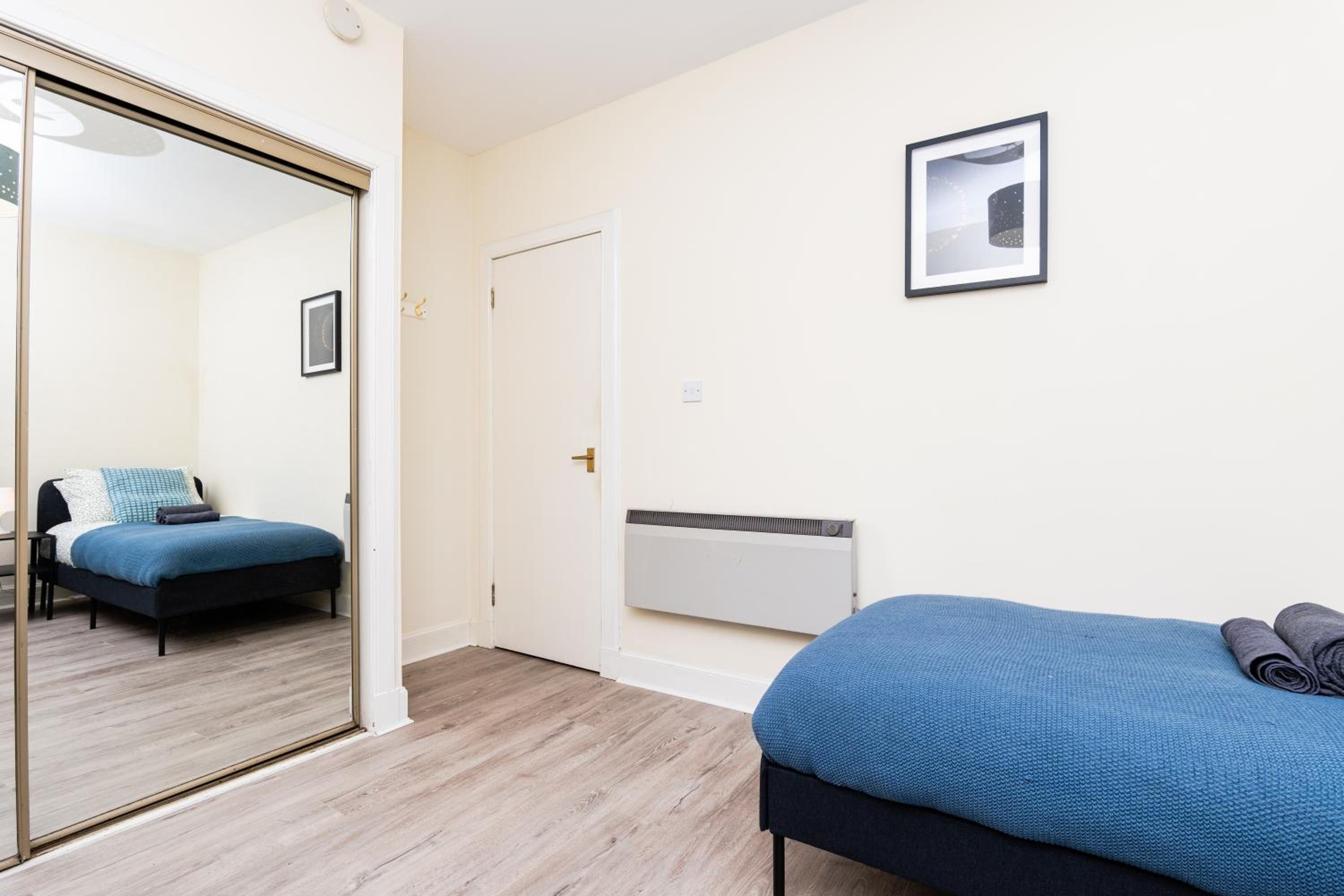 2 Bed Flat-With Parking - By Holiday Homes