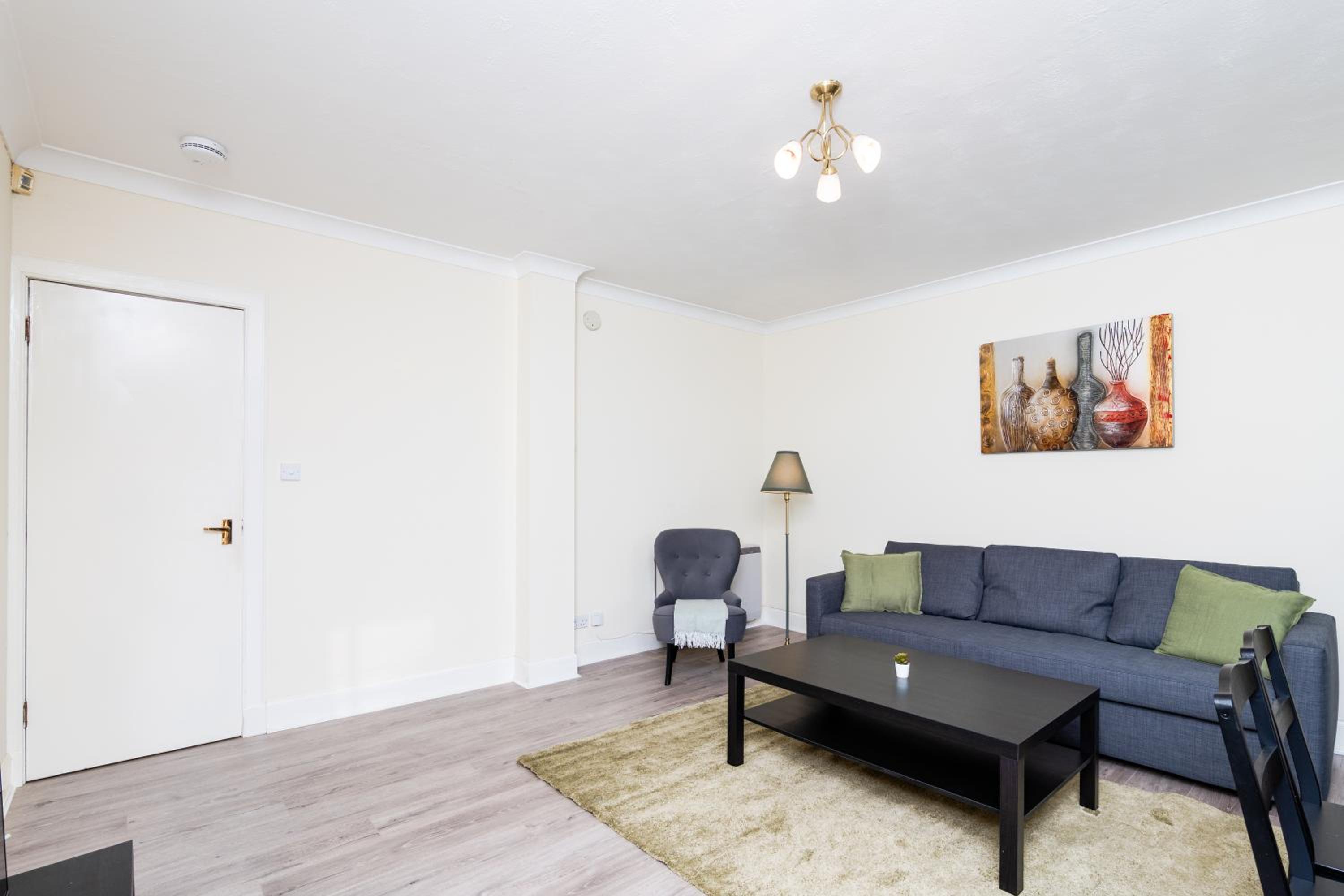 2 Bed Flat-With Parking - By Holiday Homes