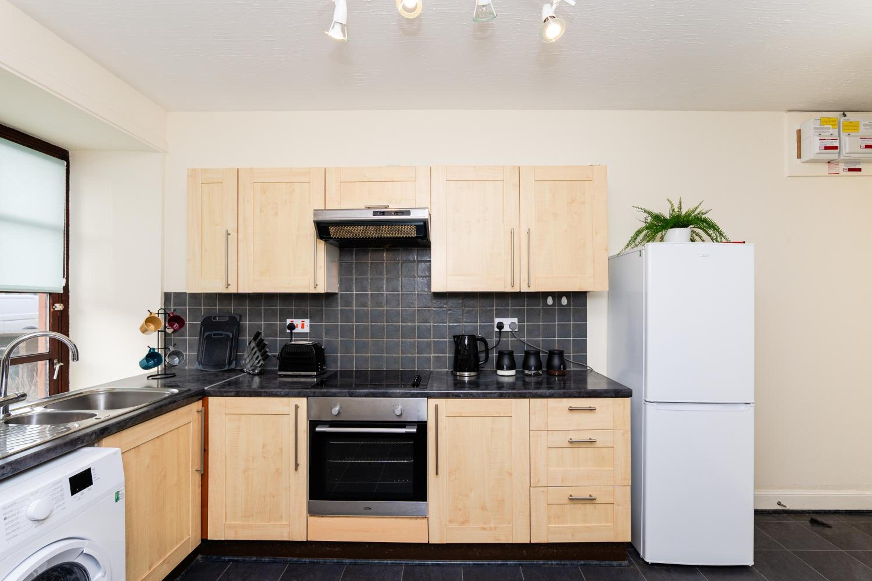 2 Bed Flat-With Parking - By Holiday Homes