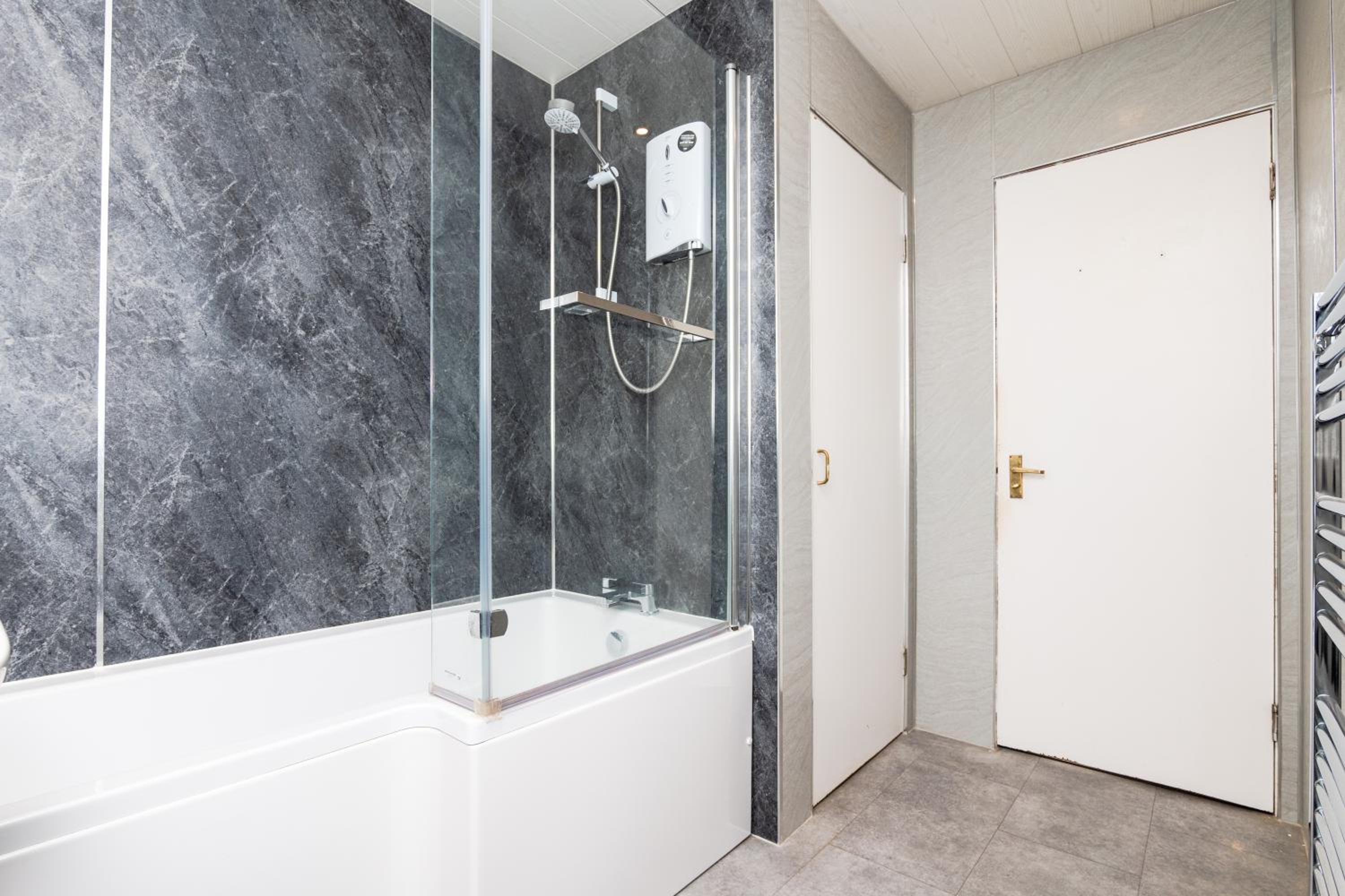 2 Bed Flat-With Parking - By Holiday Homes