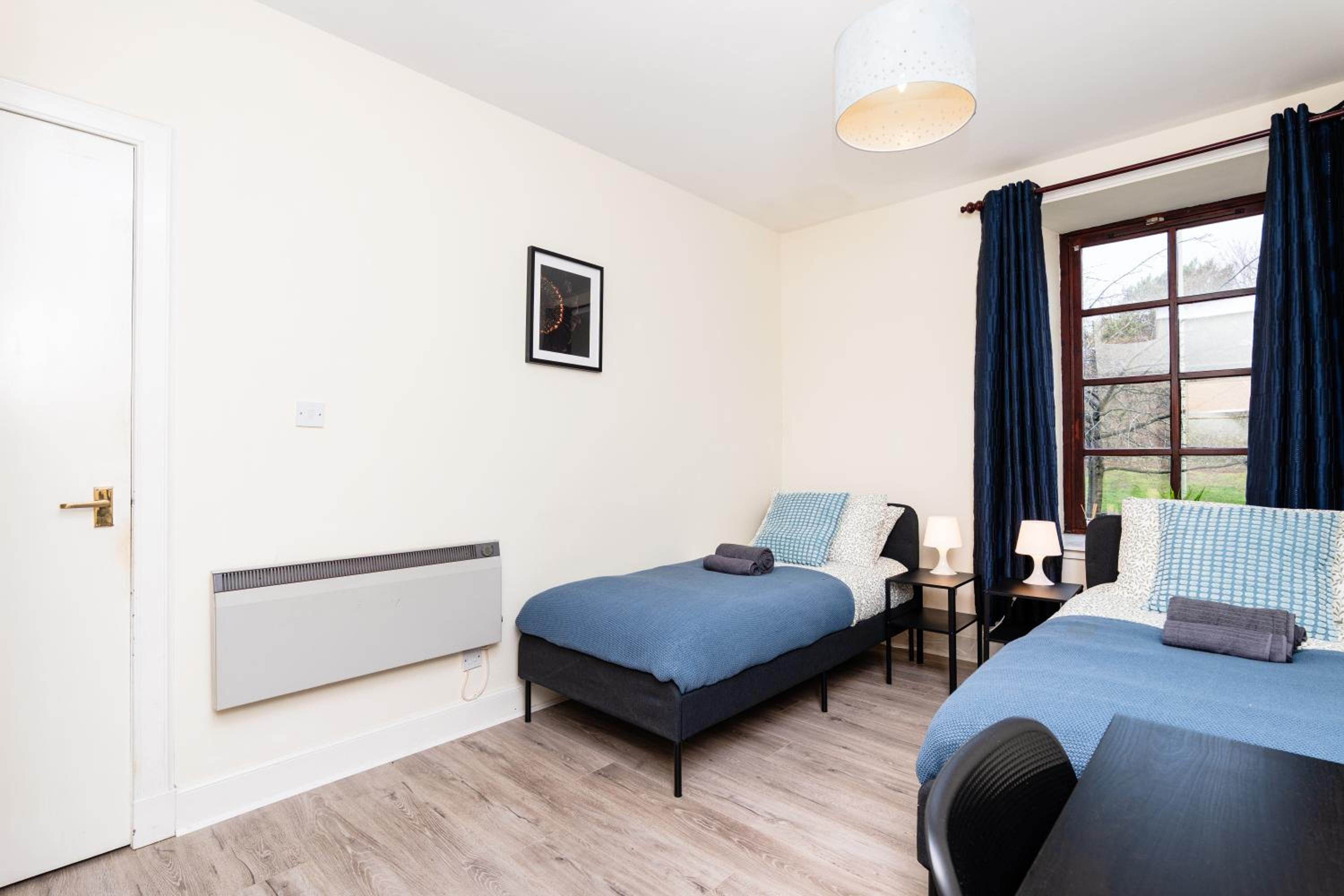 2 Bed Flat-With Parking - By Holiday Homes