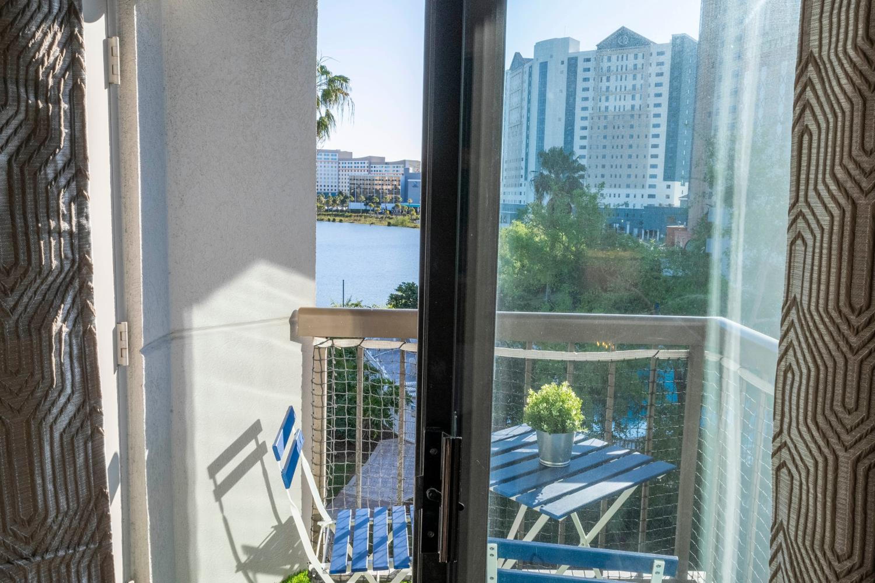Luxury Lakeview Getaway 1 mile Universal Studios