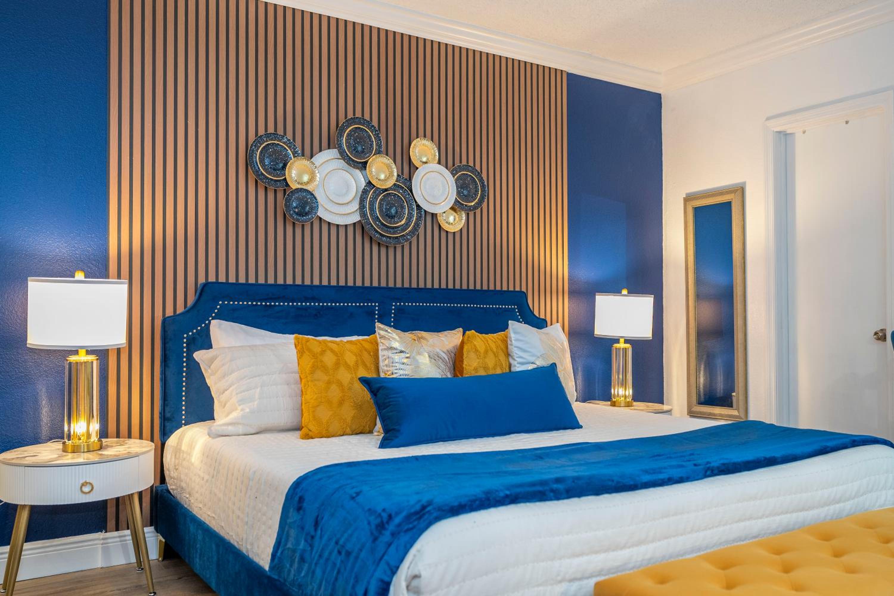 Luxury Lakeview Getaway 1 mile Universal Studios