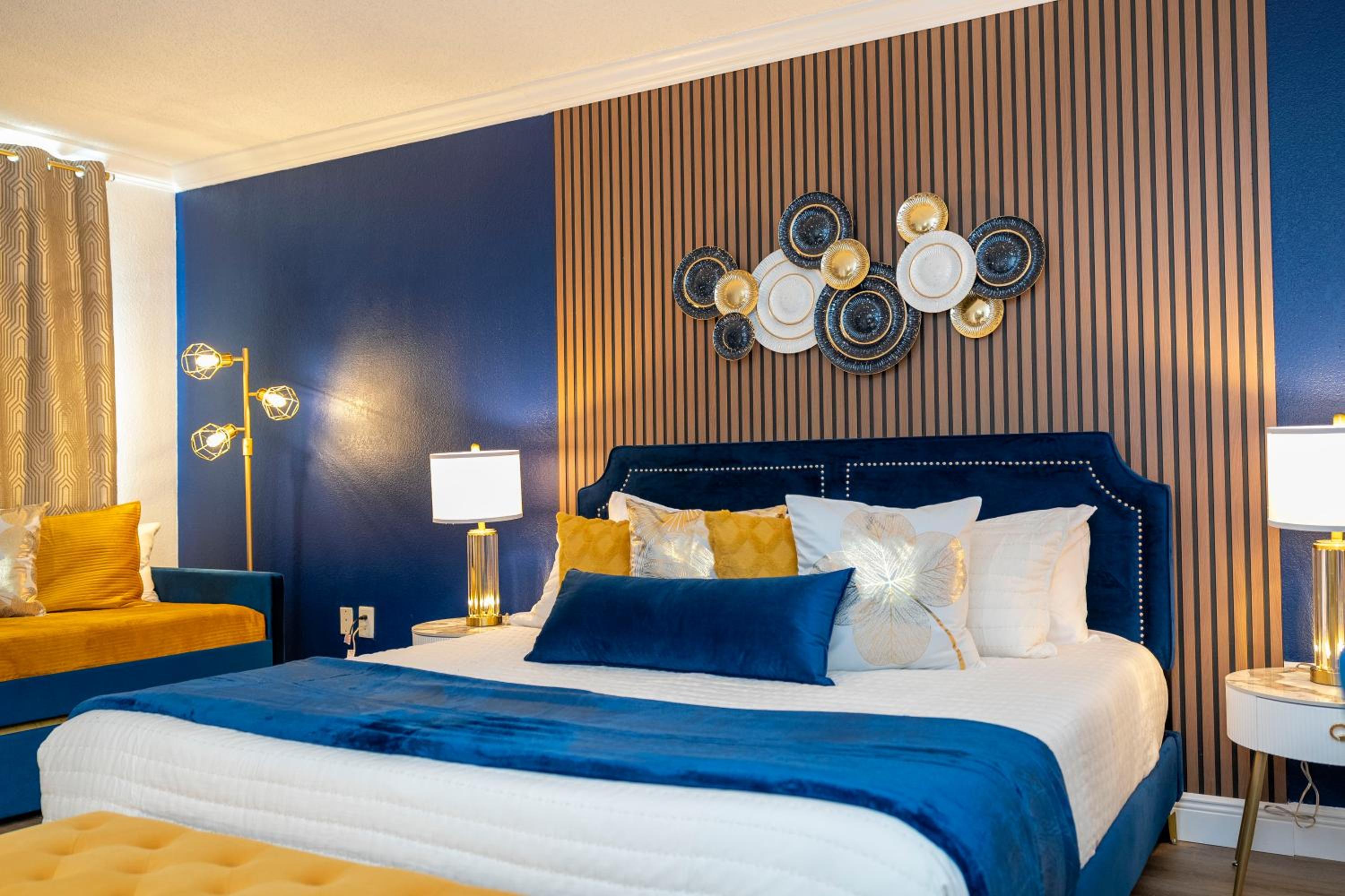 Luxury Lakeview Getaway 1 mile Universal Studios